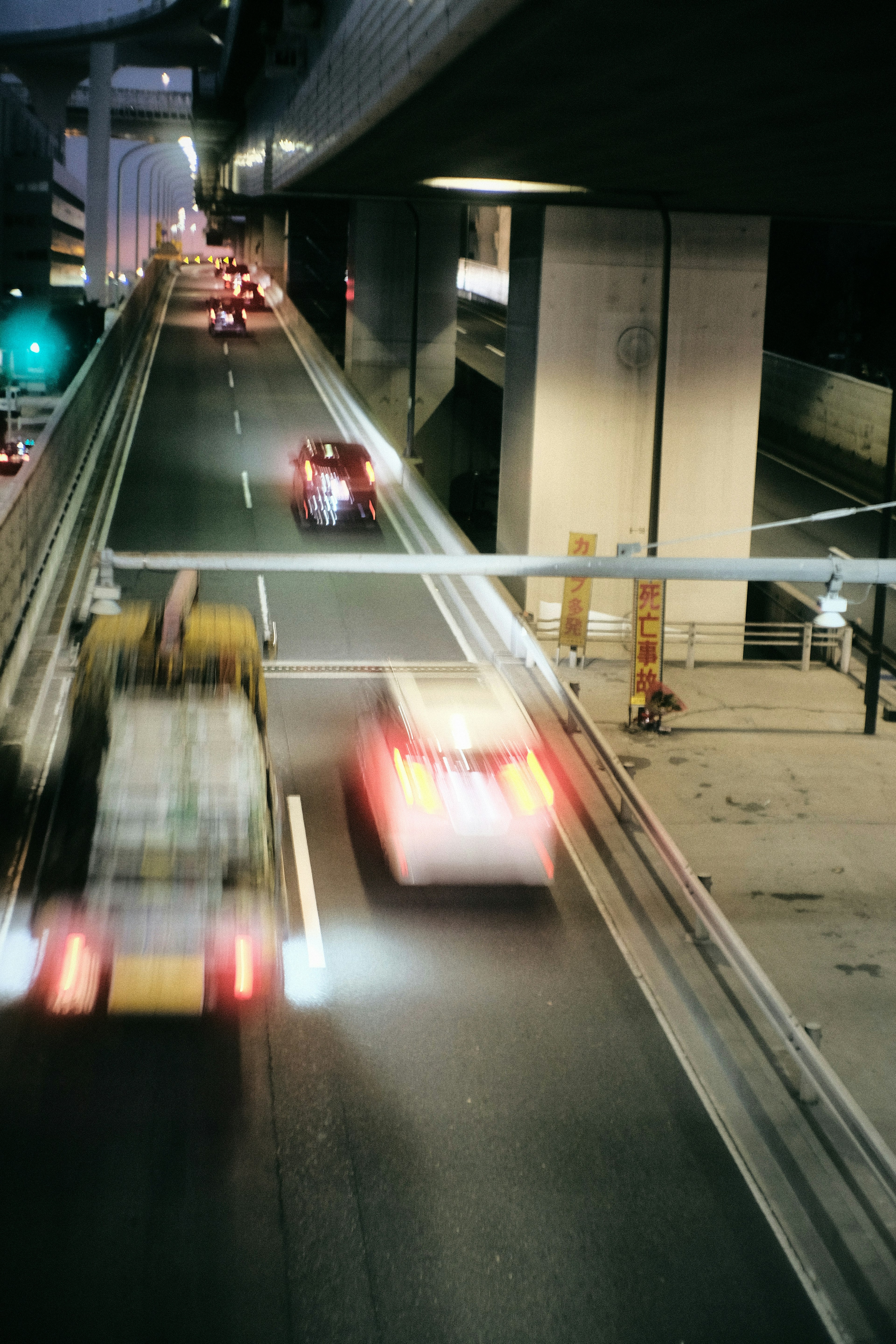 夜间高速公路上车辆的光轨迹