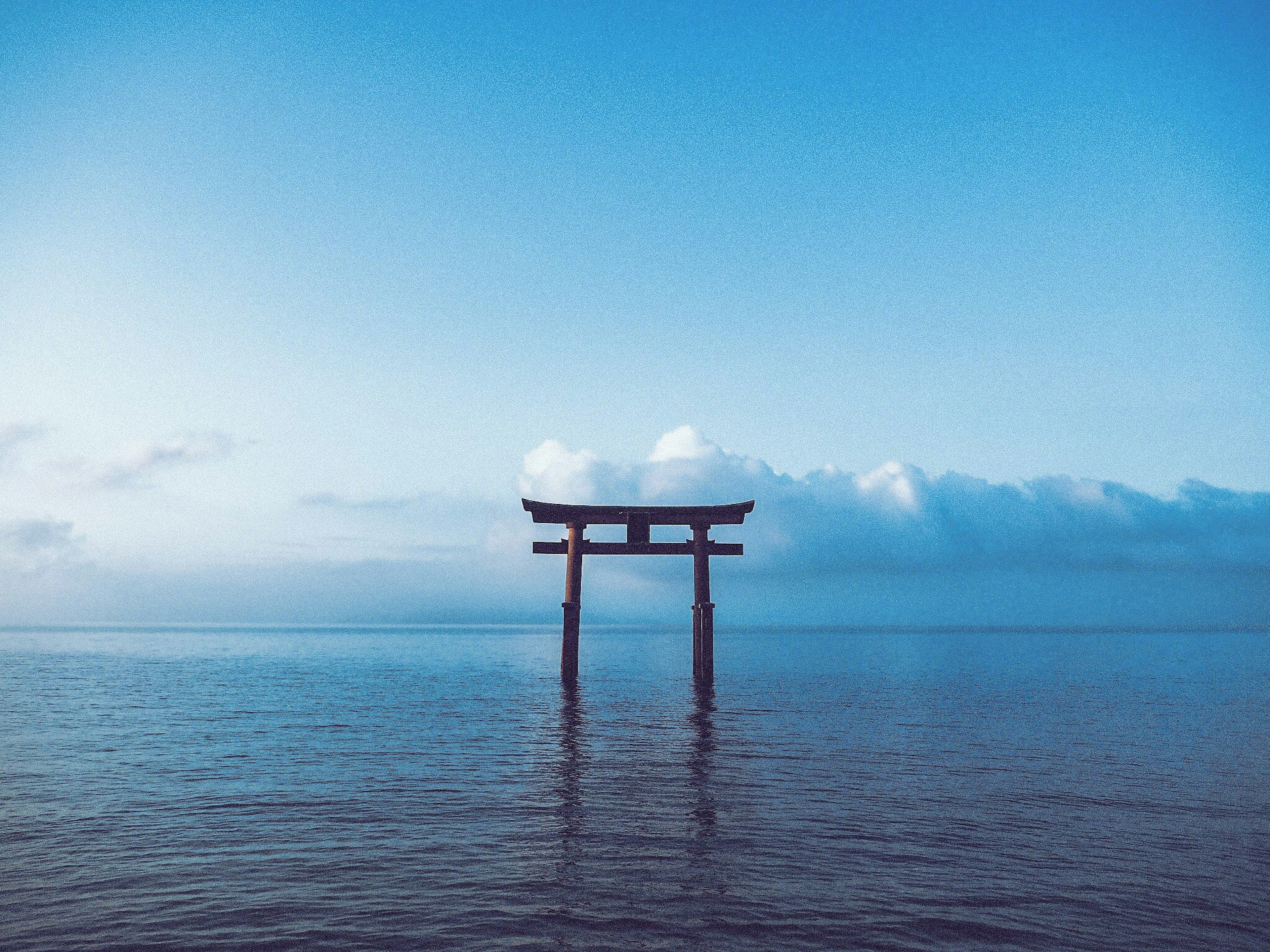 青い空と海に浮かぶ鳥居の風景