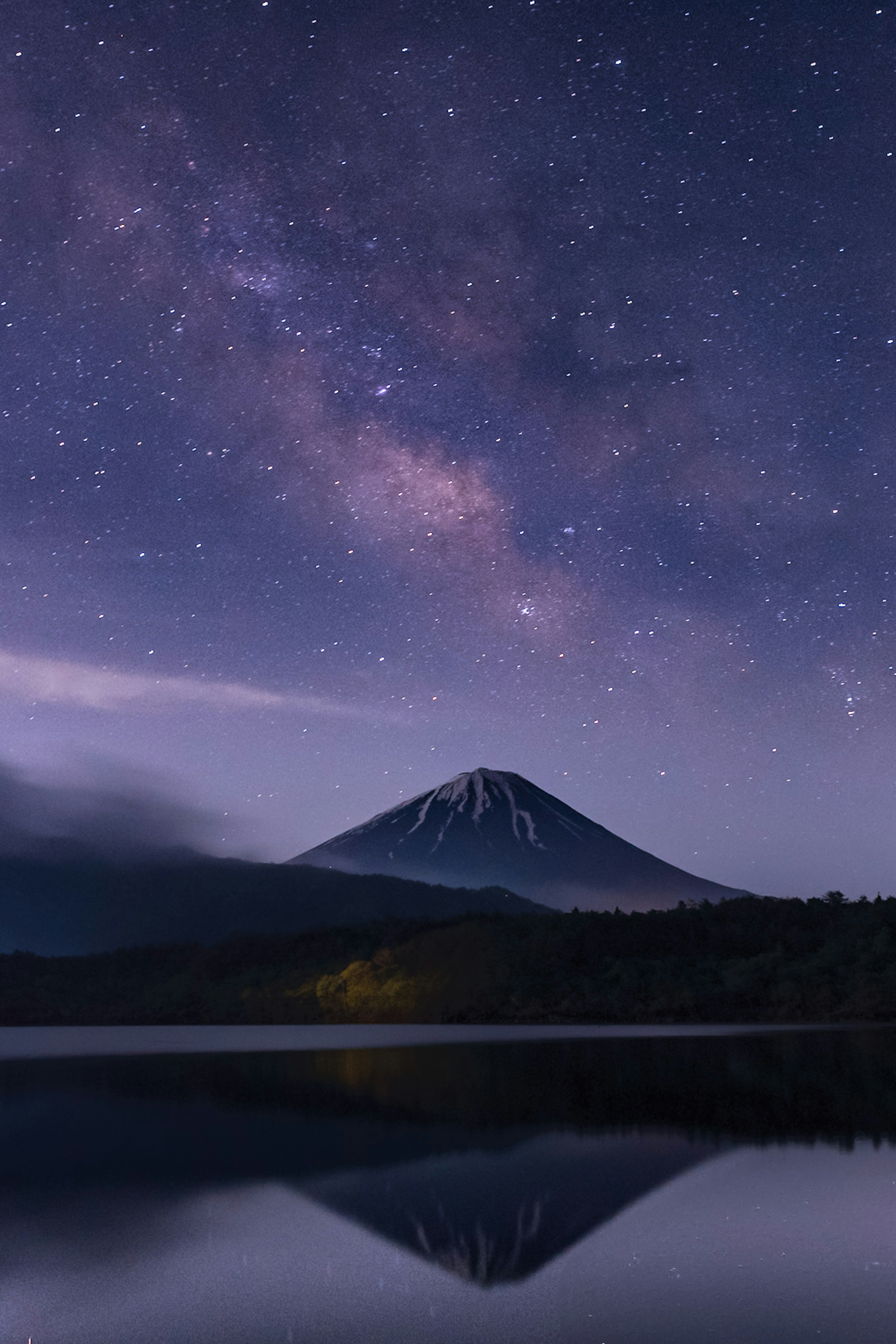 Vista spettacolare del Monte Fuji e del cielo stellato con riflessi sul lago