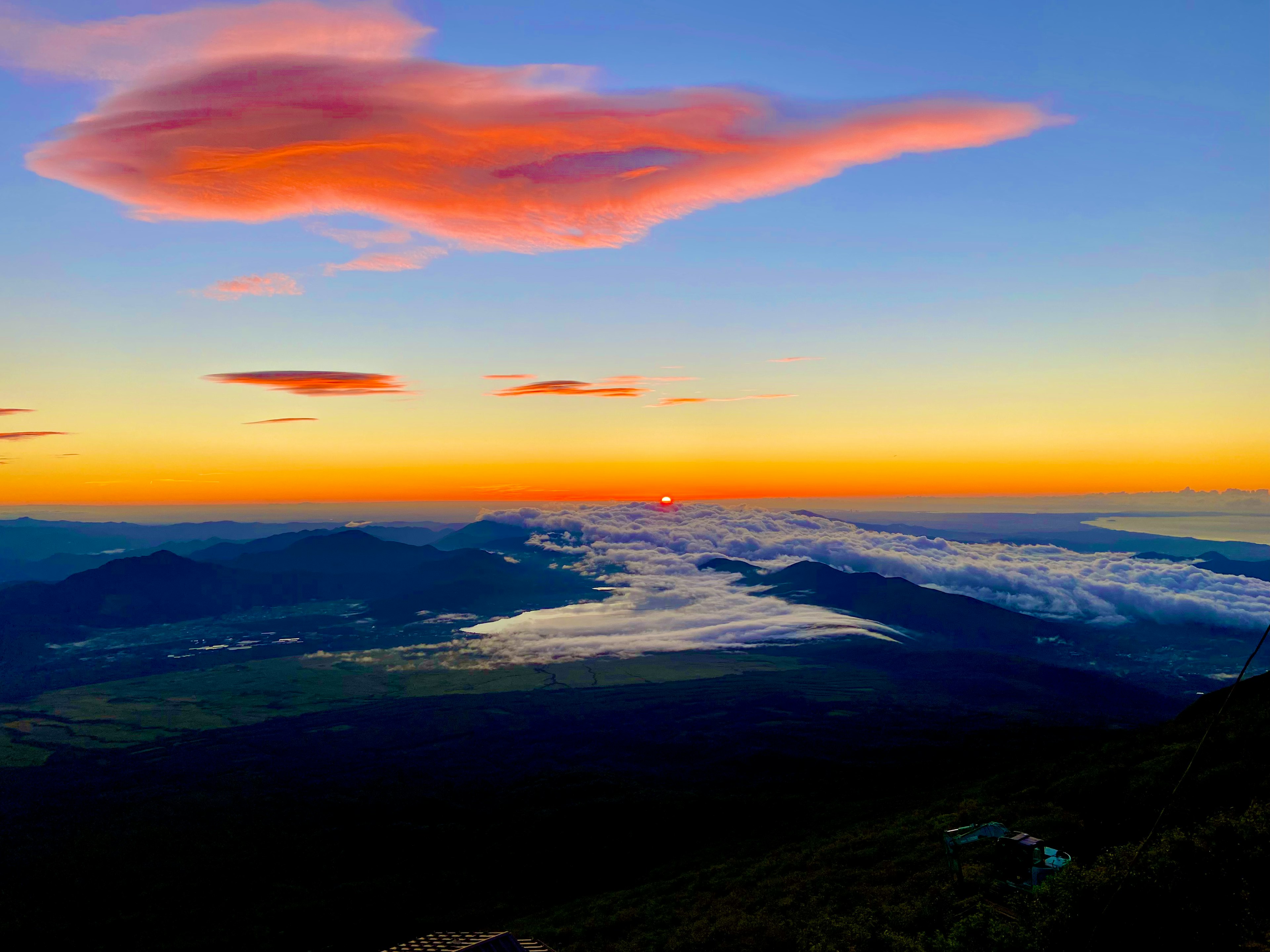 Vista mozzafiato del tramonto con nuvole colorate e montagne