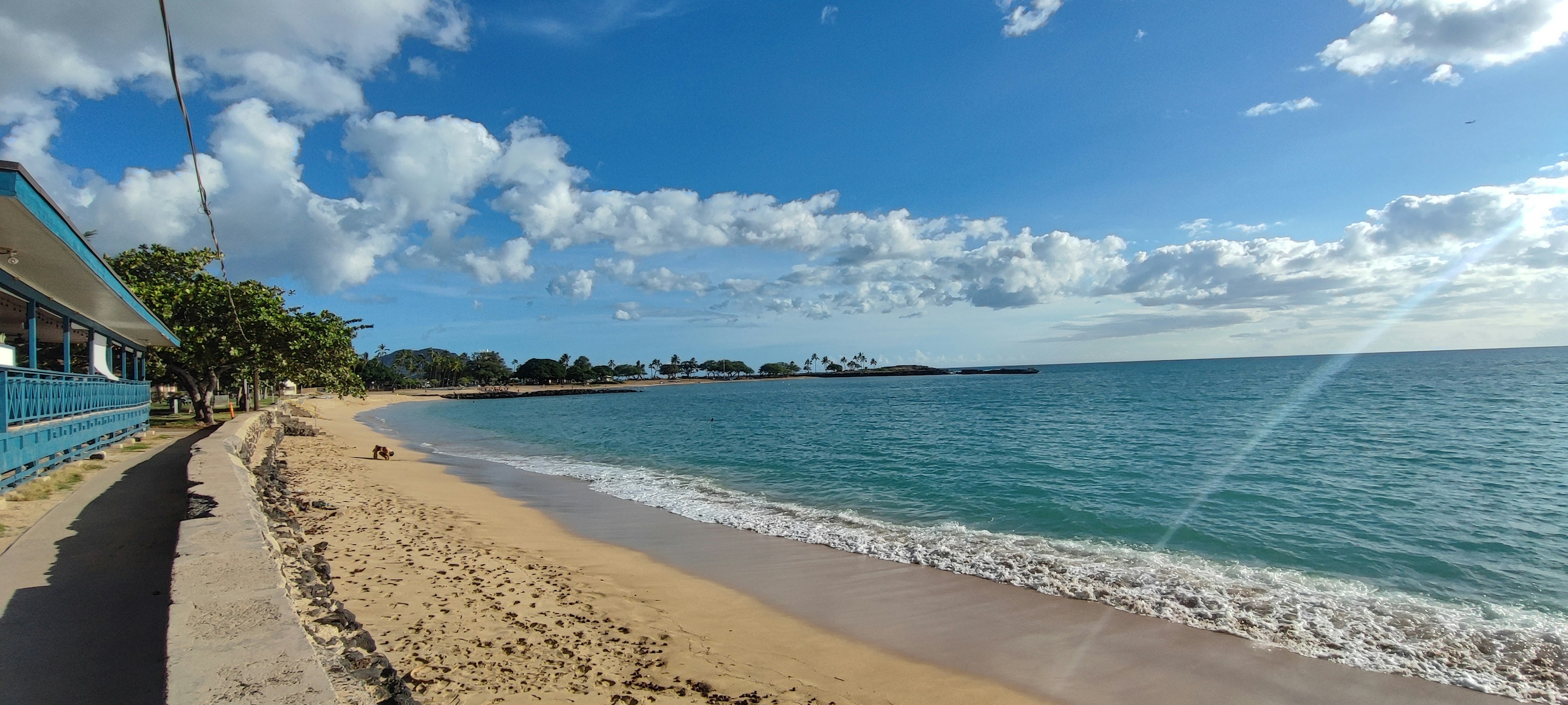 Pemandangan pantai yang indah dengan lautan biru dan pasir putih