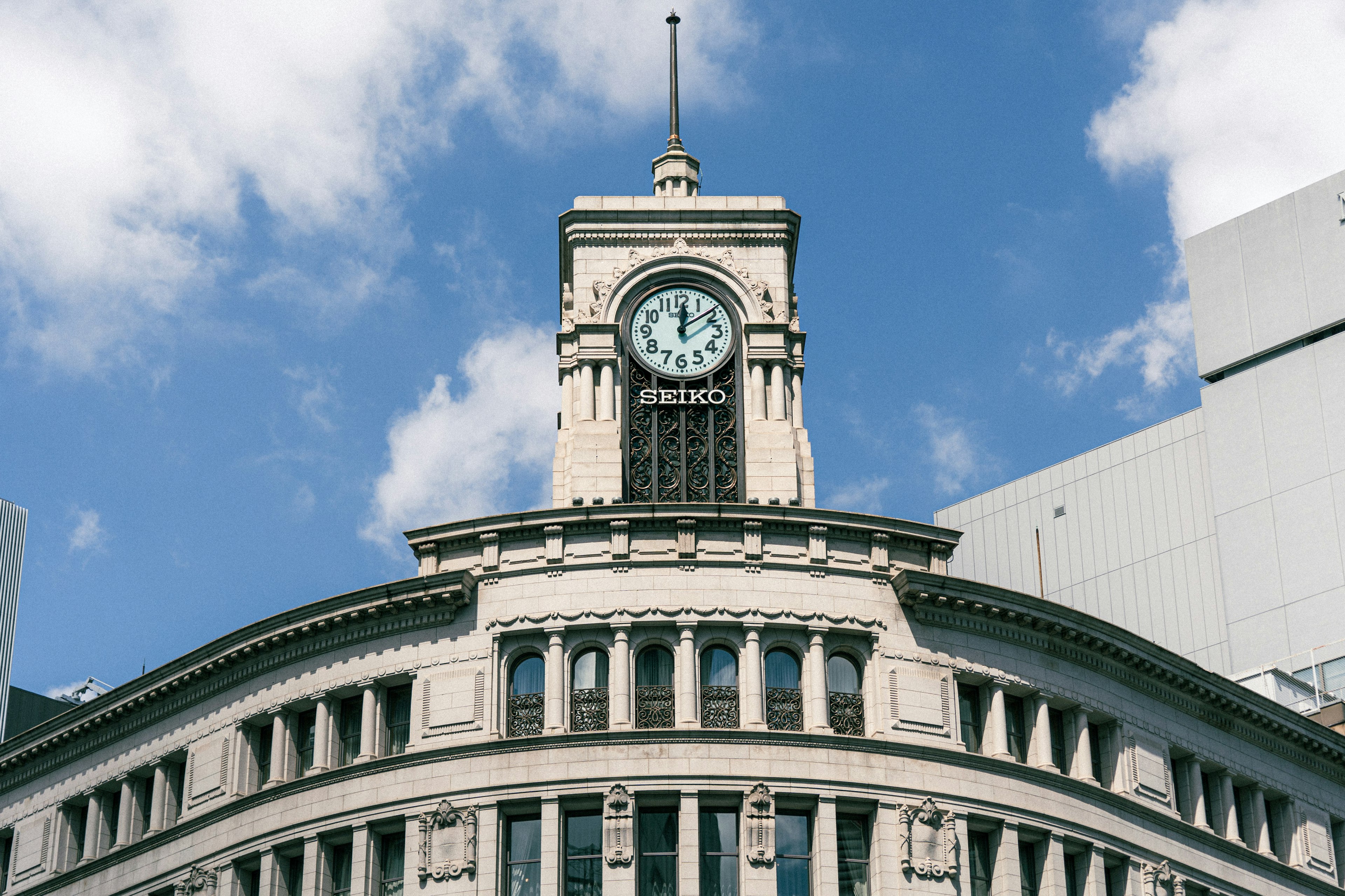 銀座の歴史的な建物の時計塔と青空