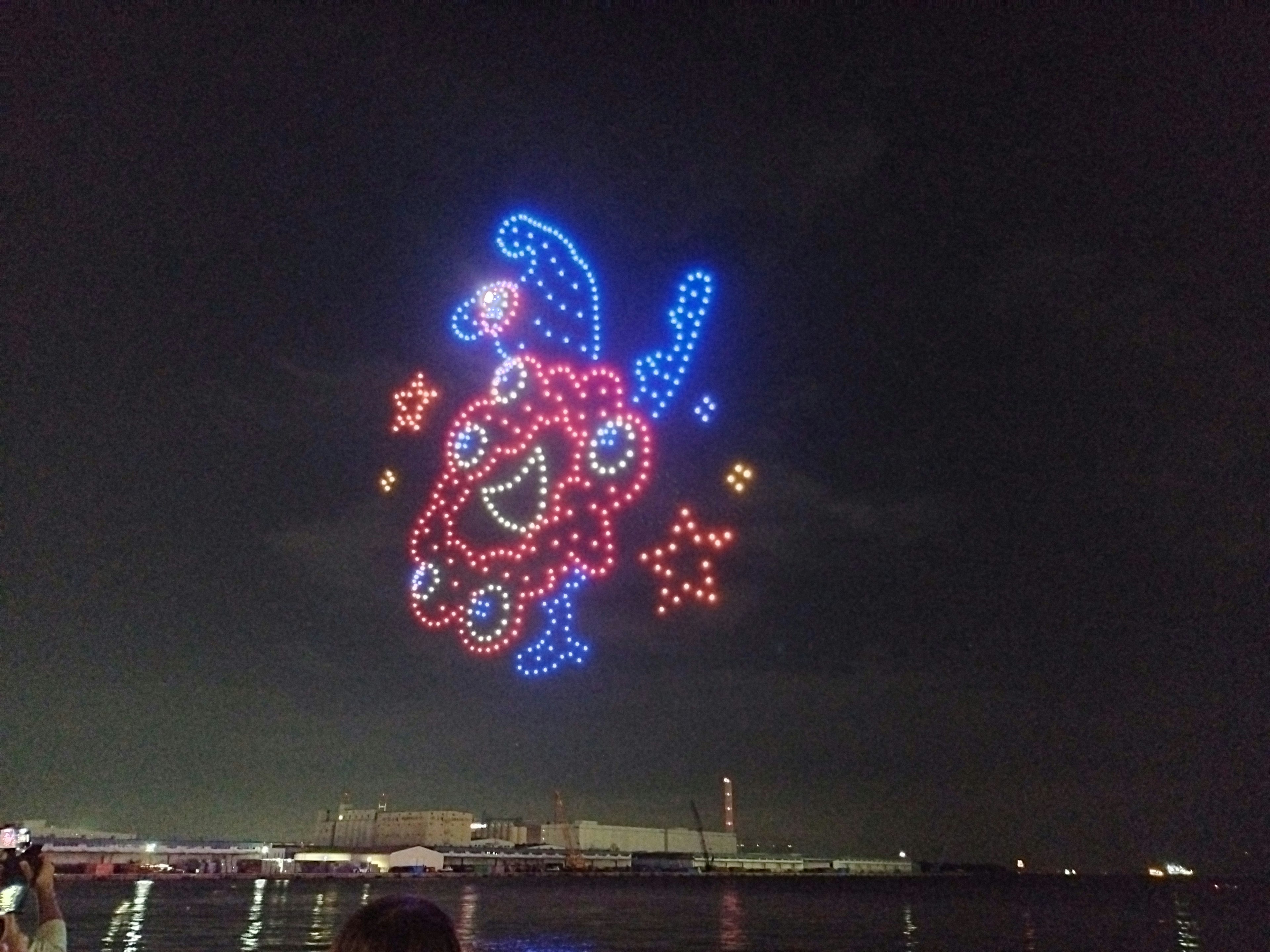 Design di fuochi d'artificio colorati nel cielo notturno con un volto sorridente e stelle