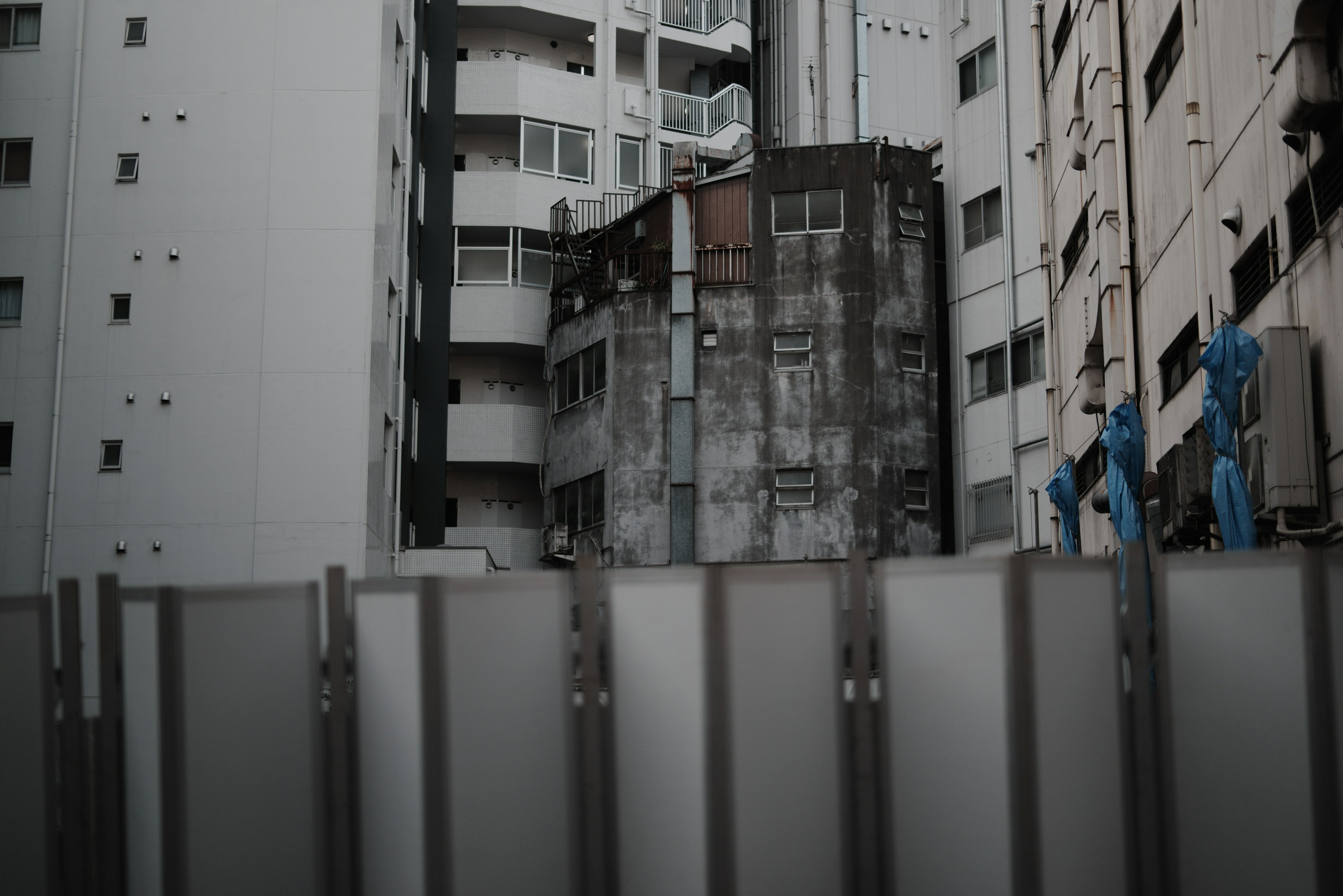 Paysage urbain avec des bâtiments et une clôture de construction