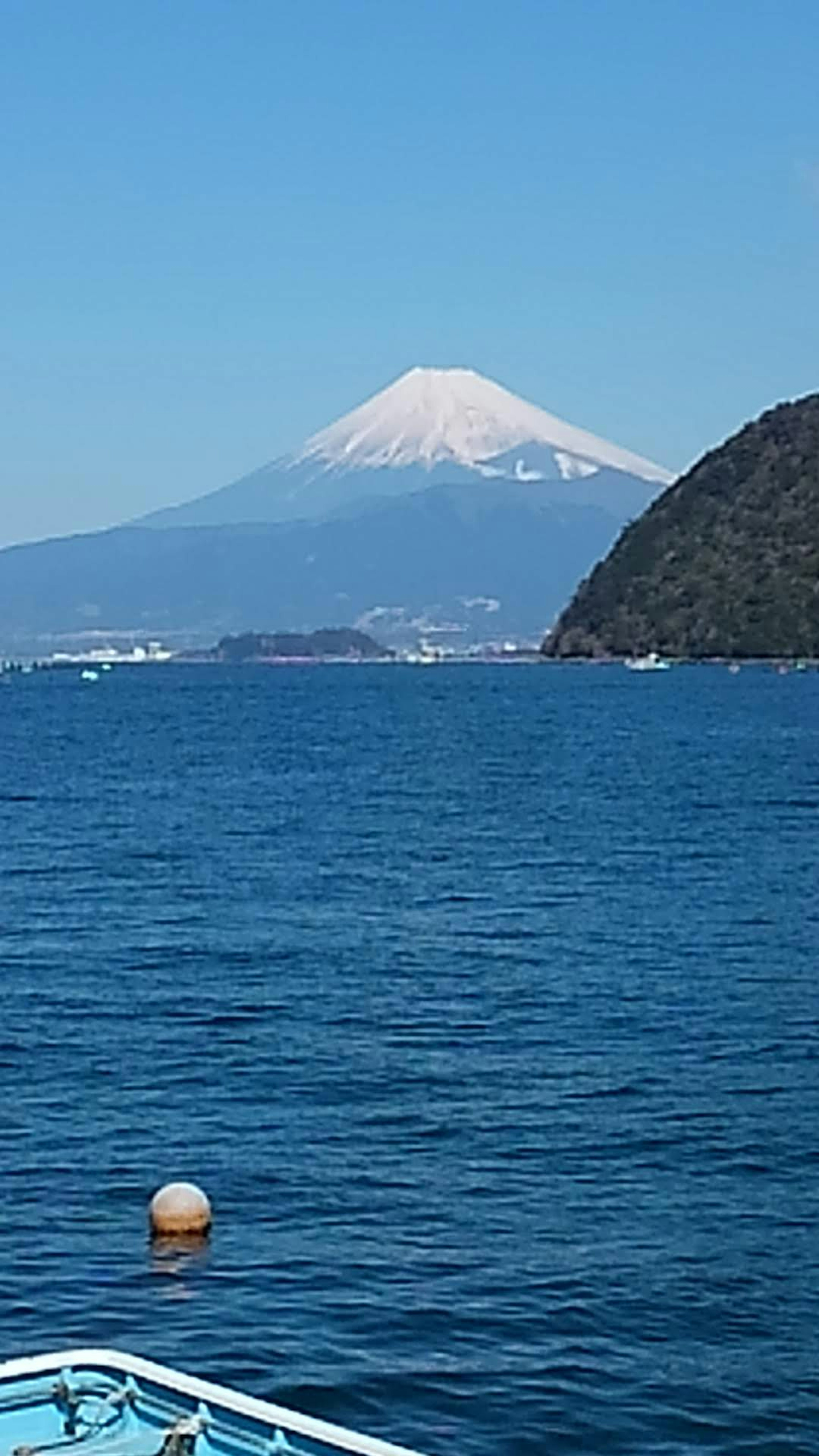 Vue pittoresque du mont Fuji sur l'eau bleue