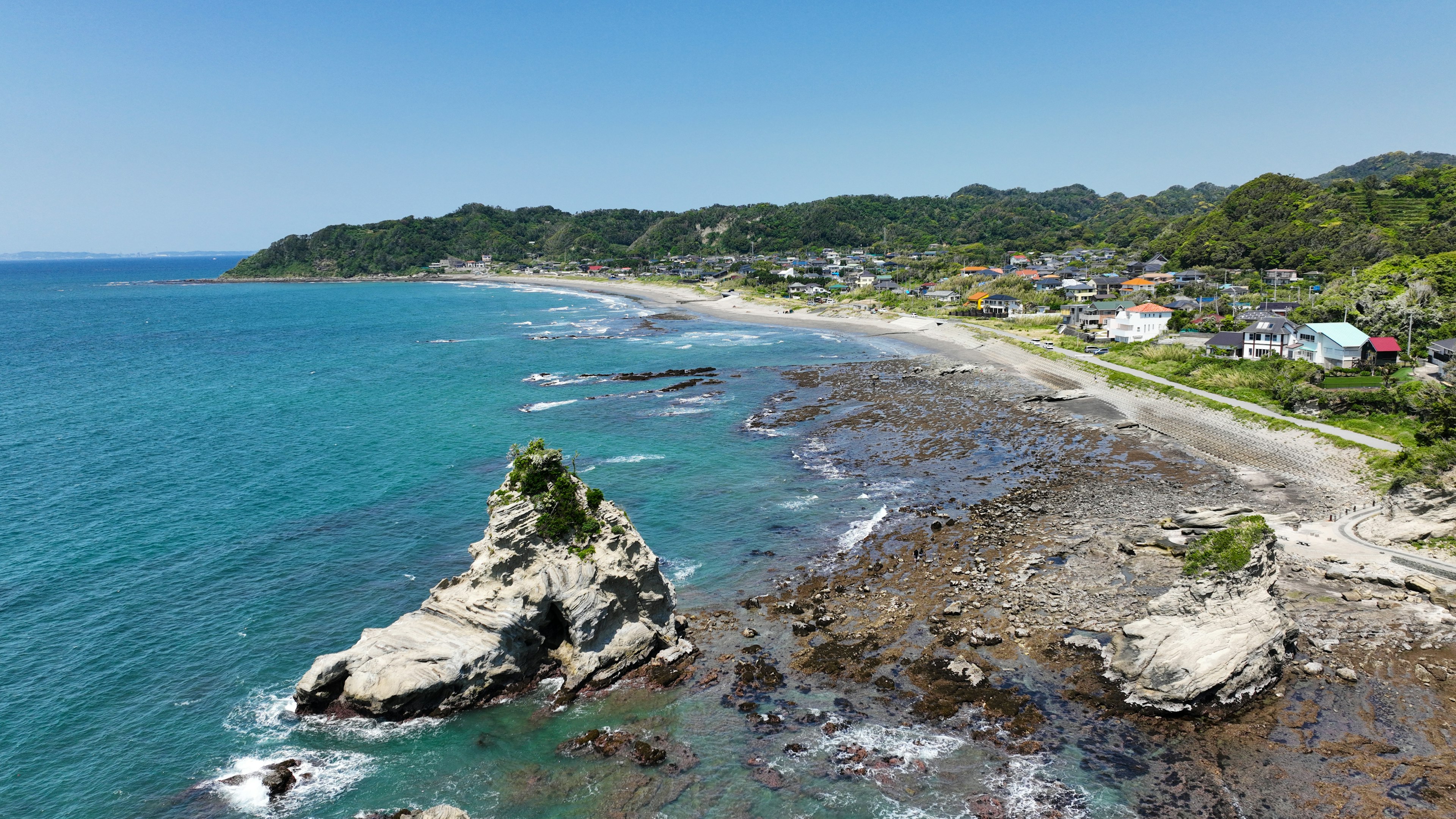 Vue côtière pittoresque avec des formations rocheuses et une eau bleu clair