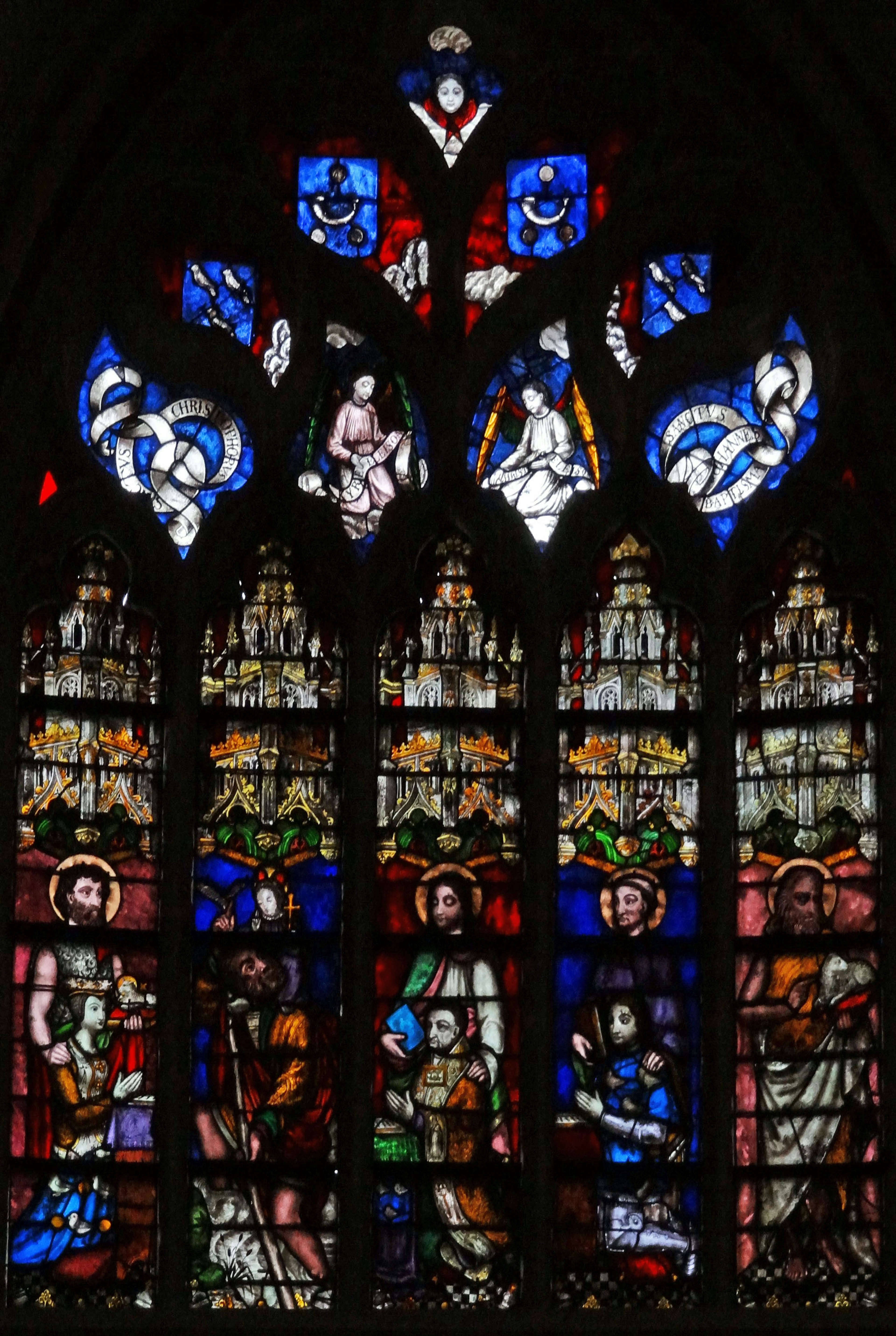 Ventana de vitral vibrante que representa escenas religiosas