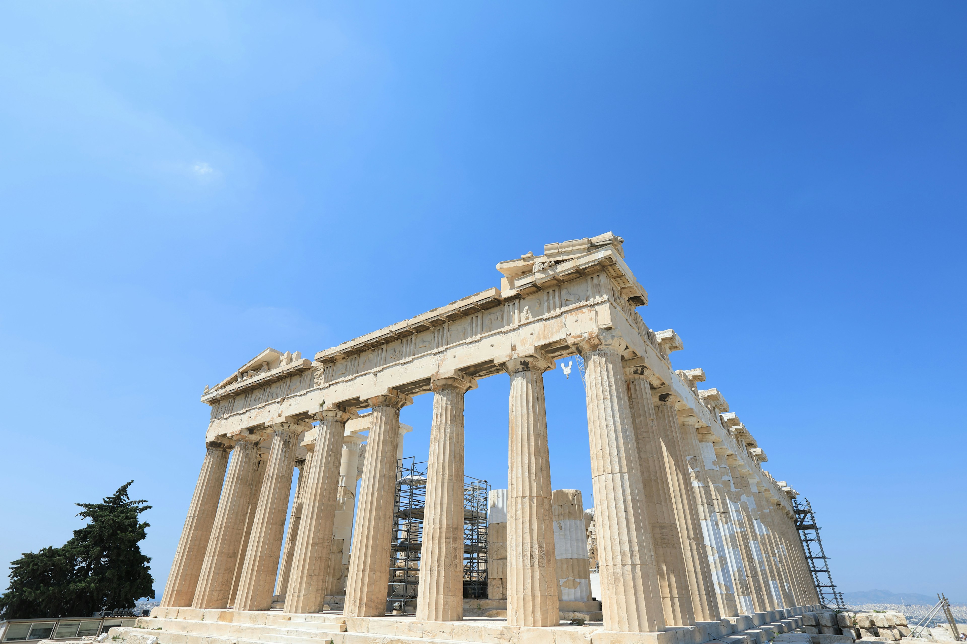 Đền Parthenon với những cột đẹp và bầu trời xanh