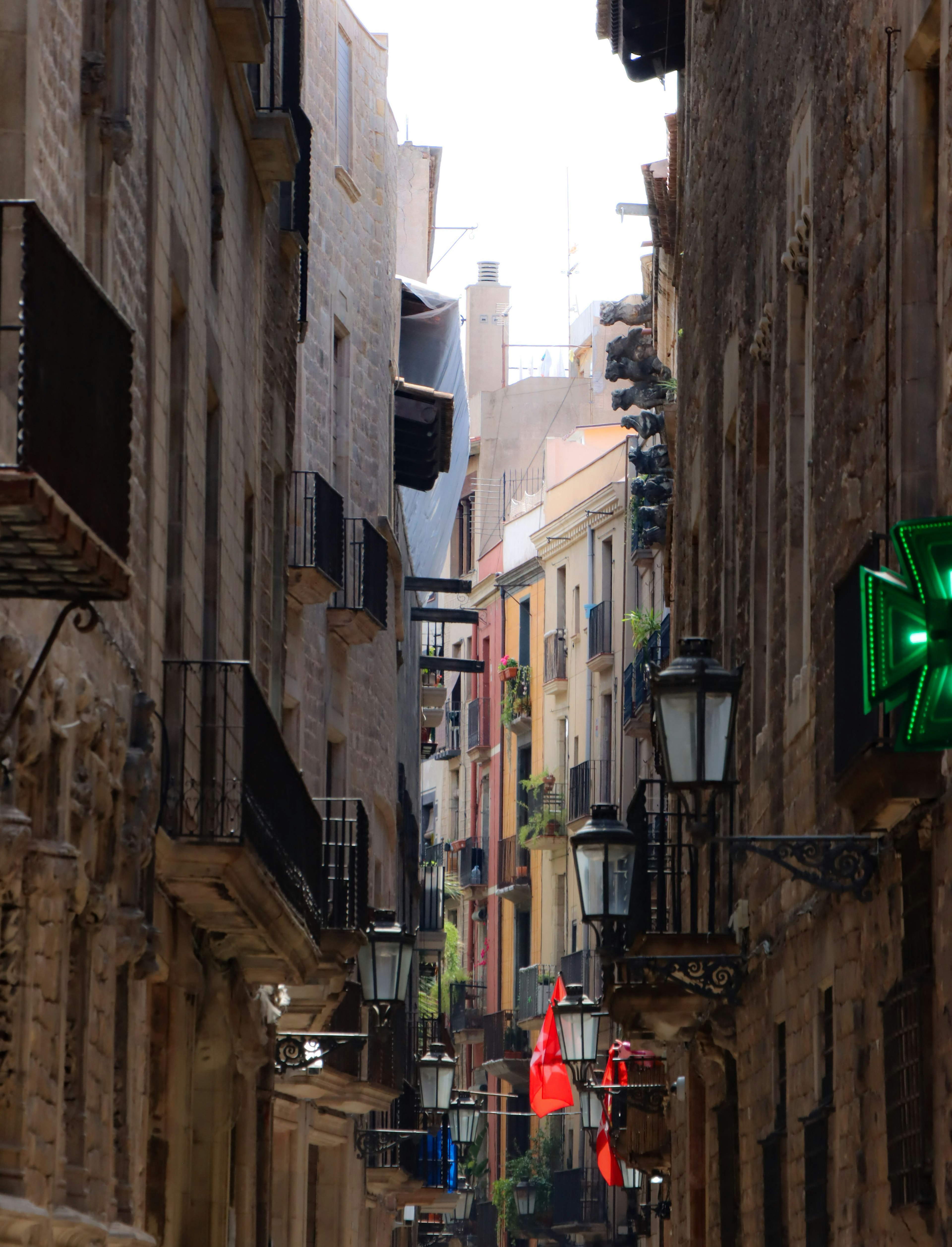 Ruelle étroite avec des vieux bâtiments et des lanternes à Barcelone