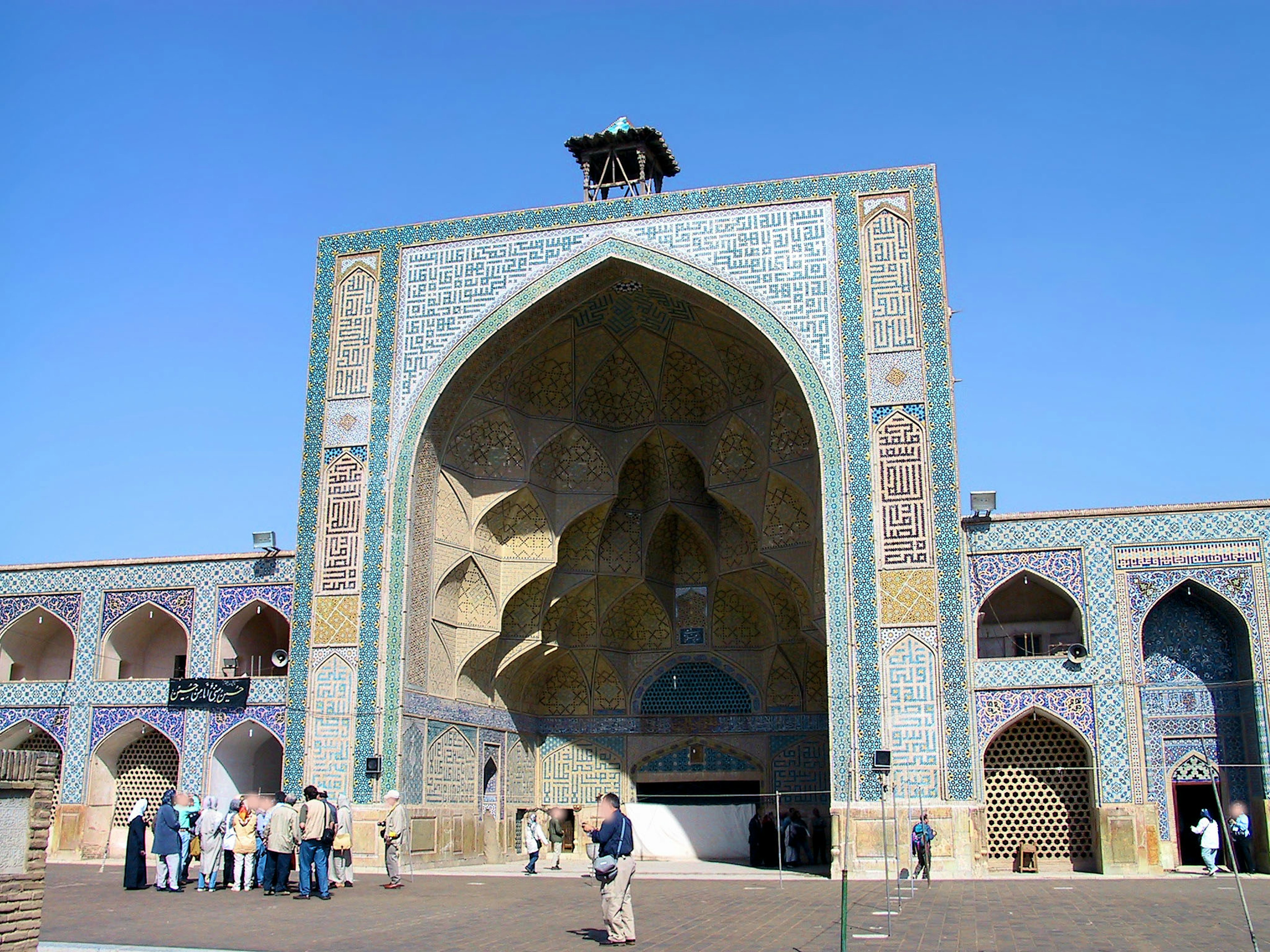 Beeindruckender Bogen und Mosaikfliesen der Sheikh Lotfallah Moschee in Isfahan