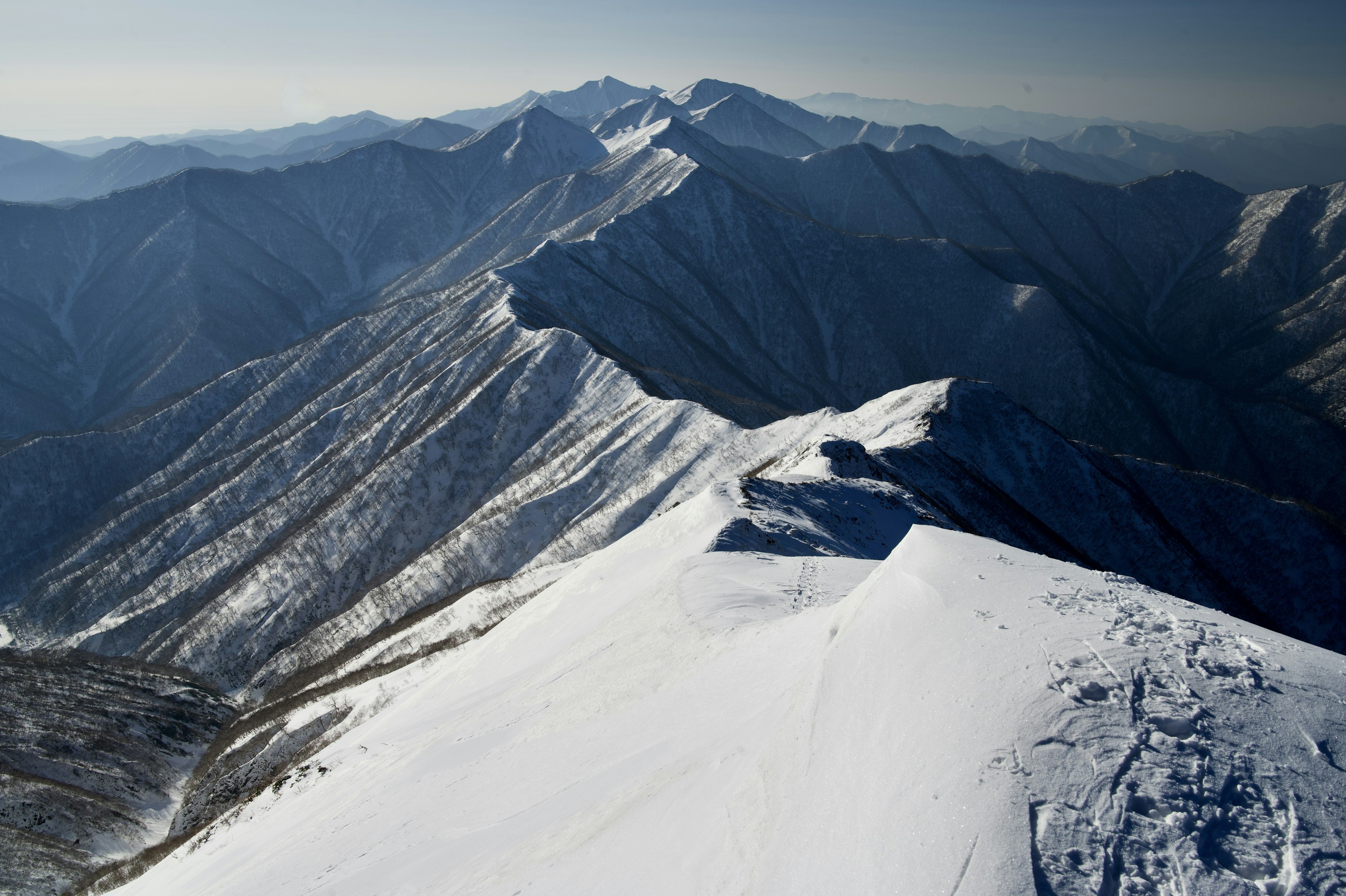 Vista panorámica de una cadena montañosa nevada