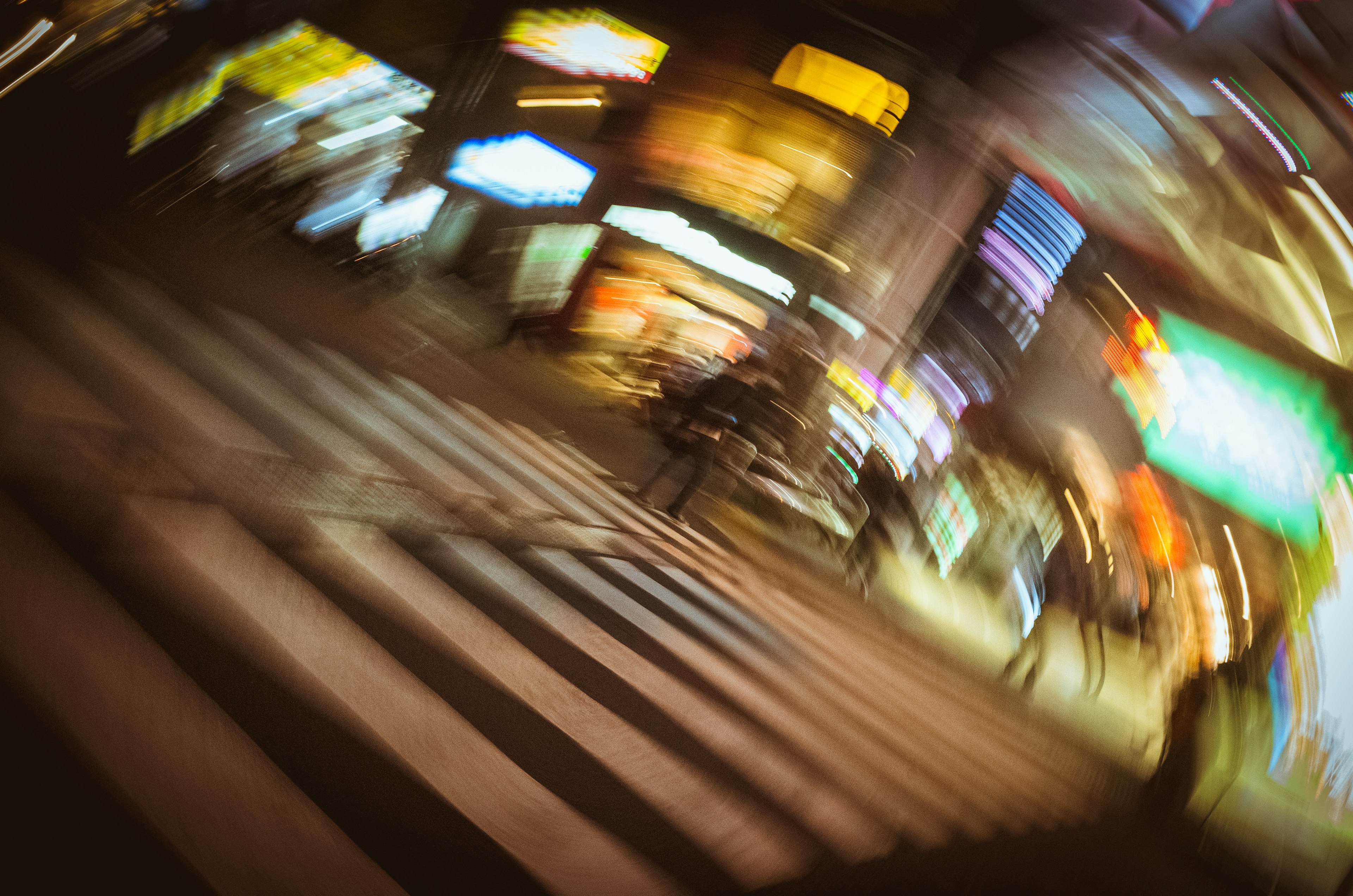 夜の交差点でのぼやけた光と動きのある風景