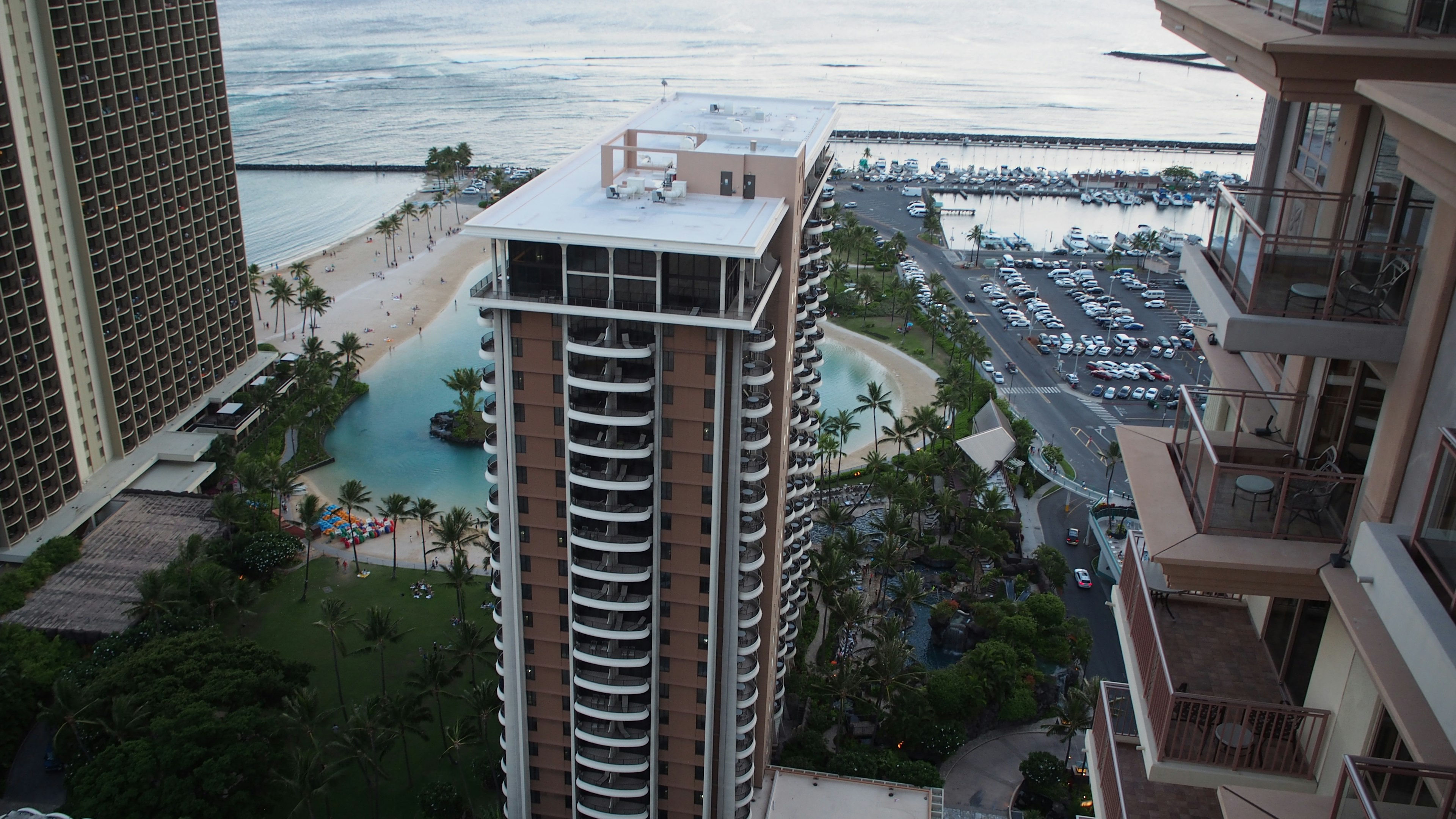 Vista da un grattacielo con piscina e oceano