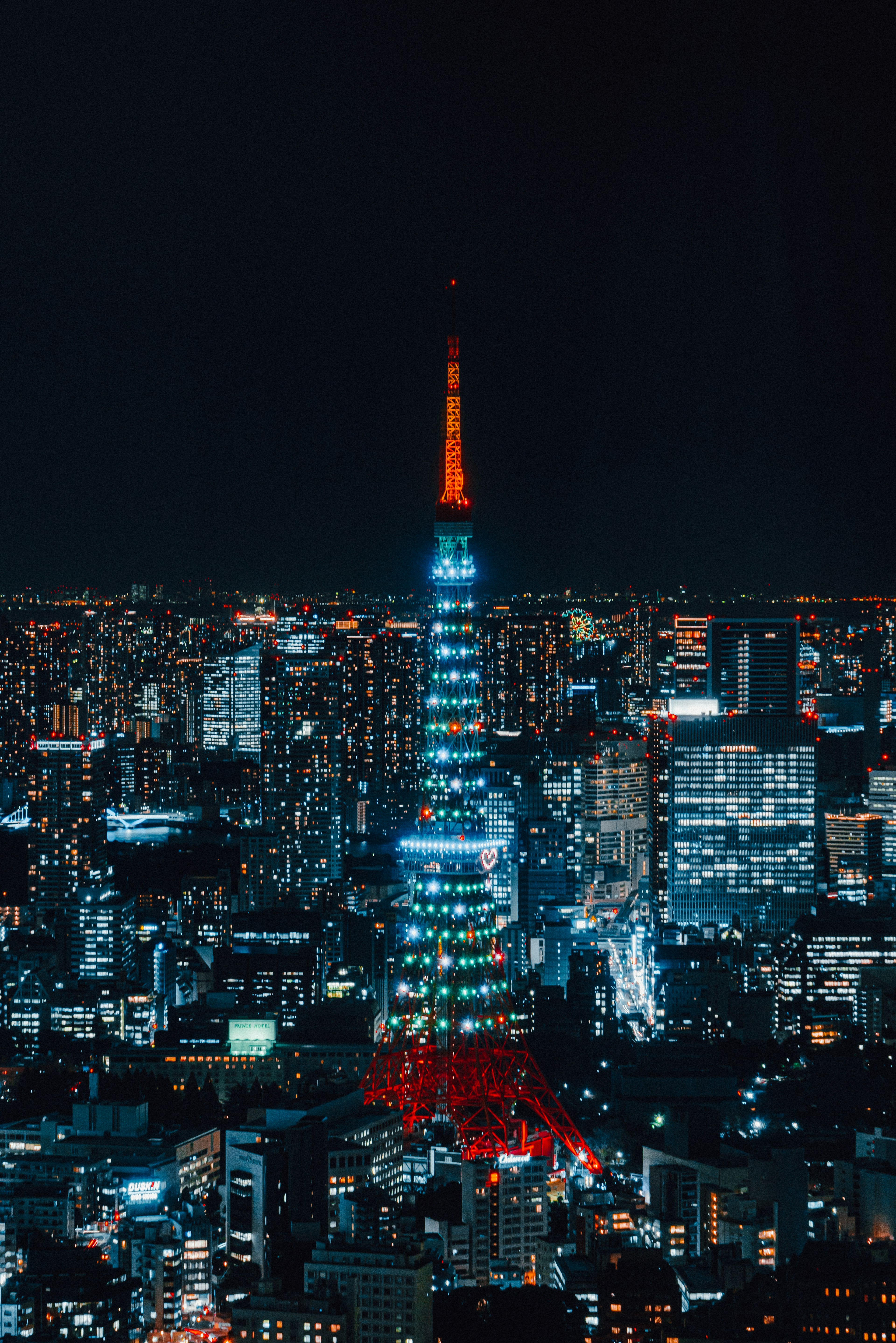 Torre di Tokyo illuminata di notte con lo skyline della città