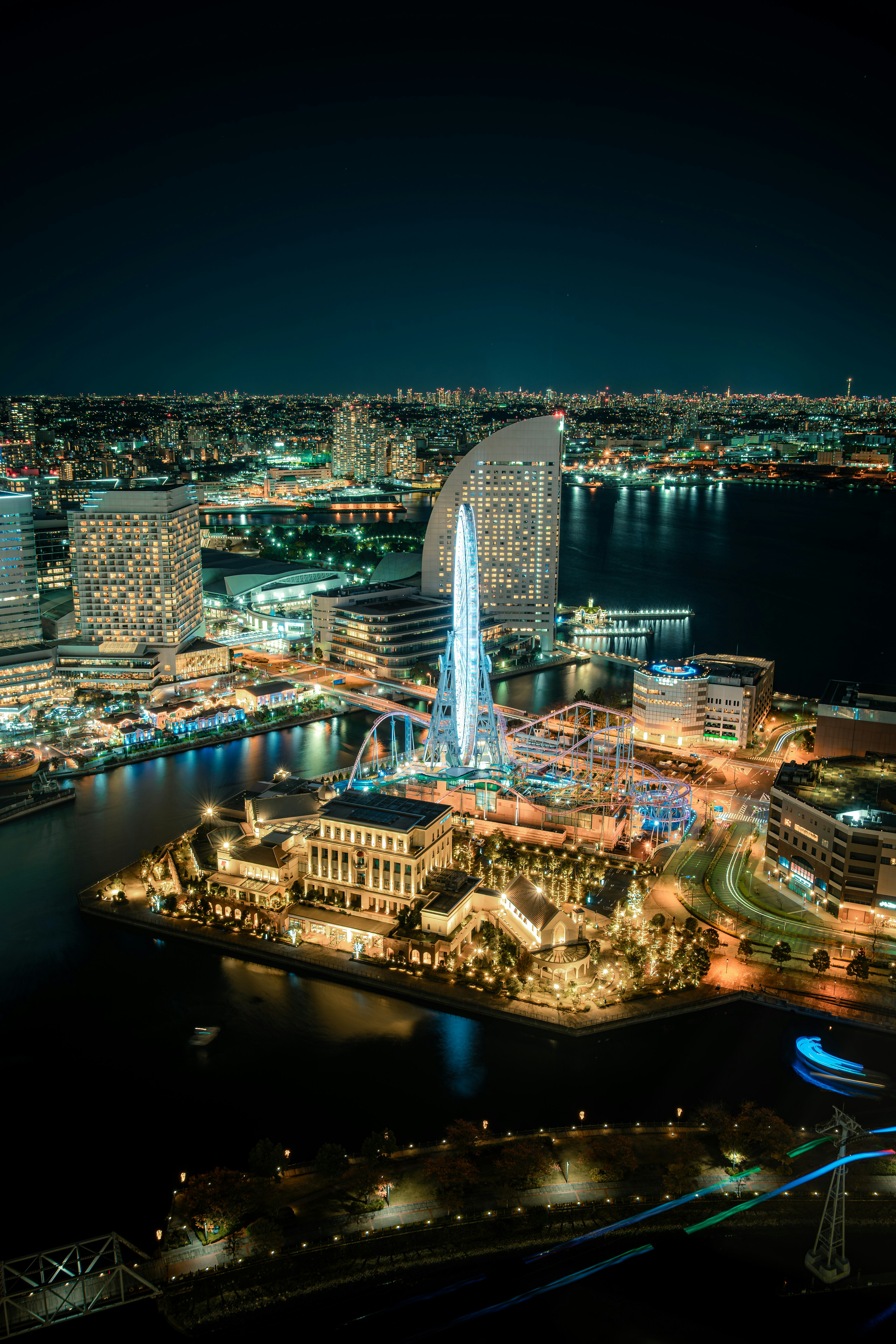 Vista nocturna de Yokohama con rascacielos y la Sky Tree