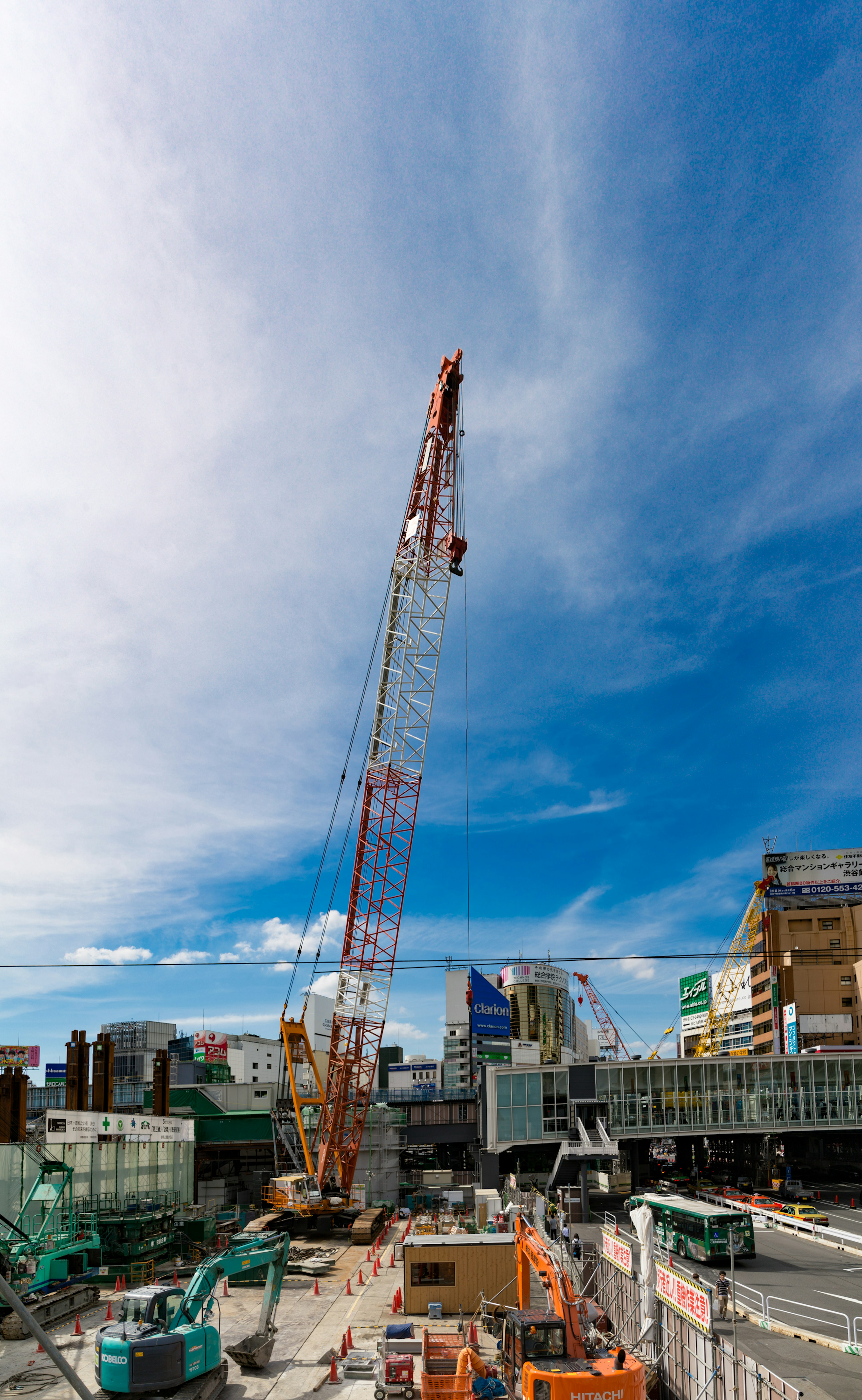 Großer Kran auf einer Baustelle unter einem blauen Himmel