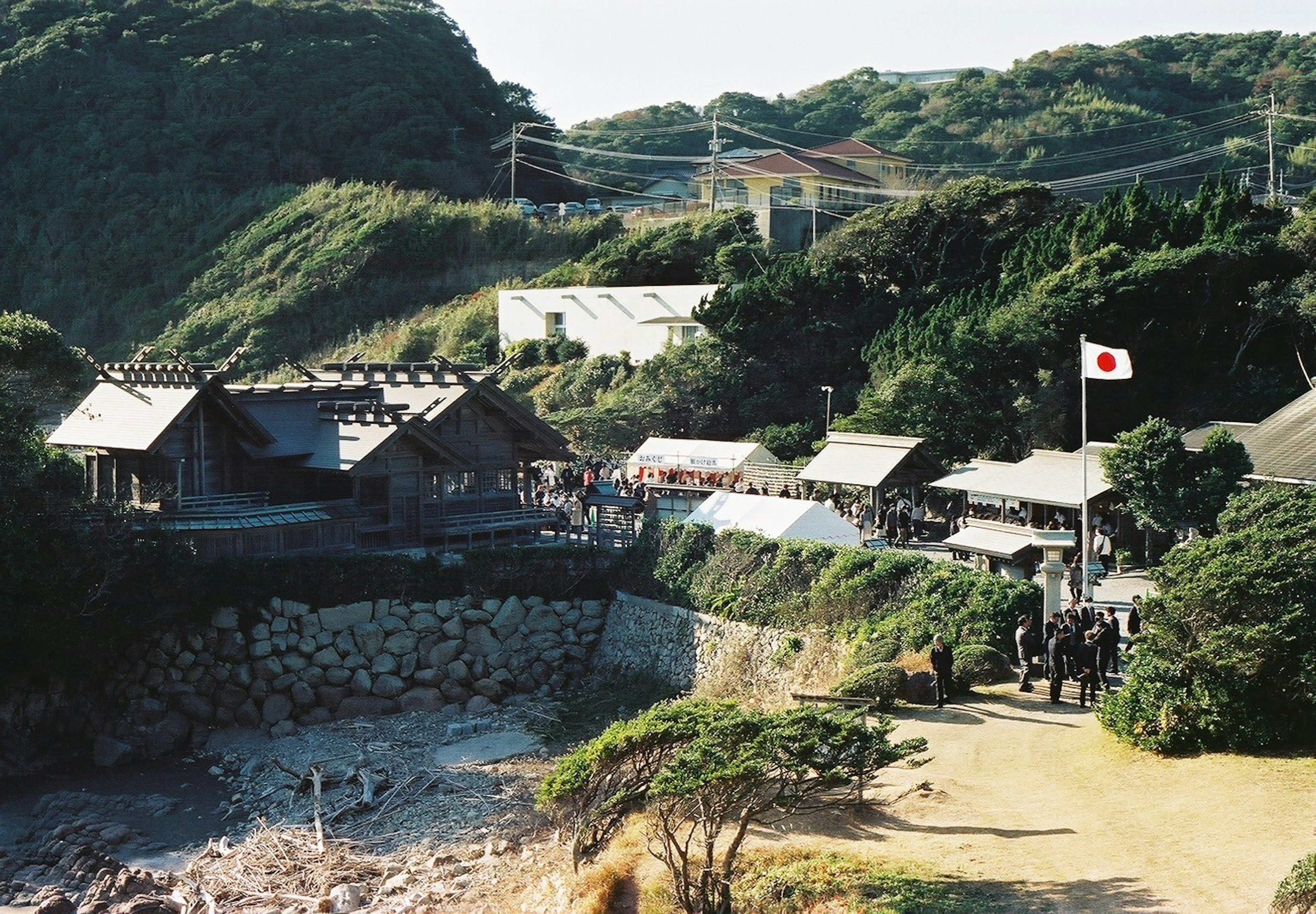 Landschaftsansicht traditioneller japanischer Gebäude mit der Nationalflagge