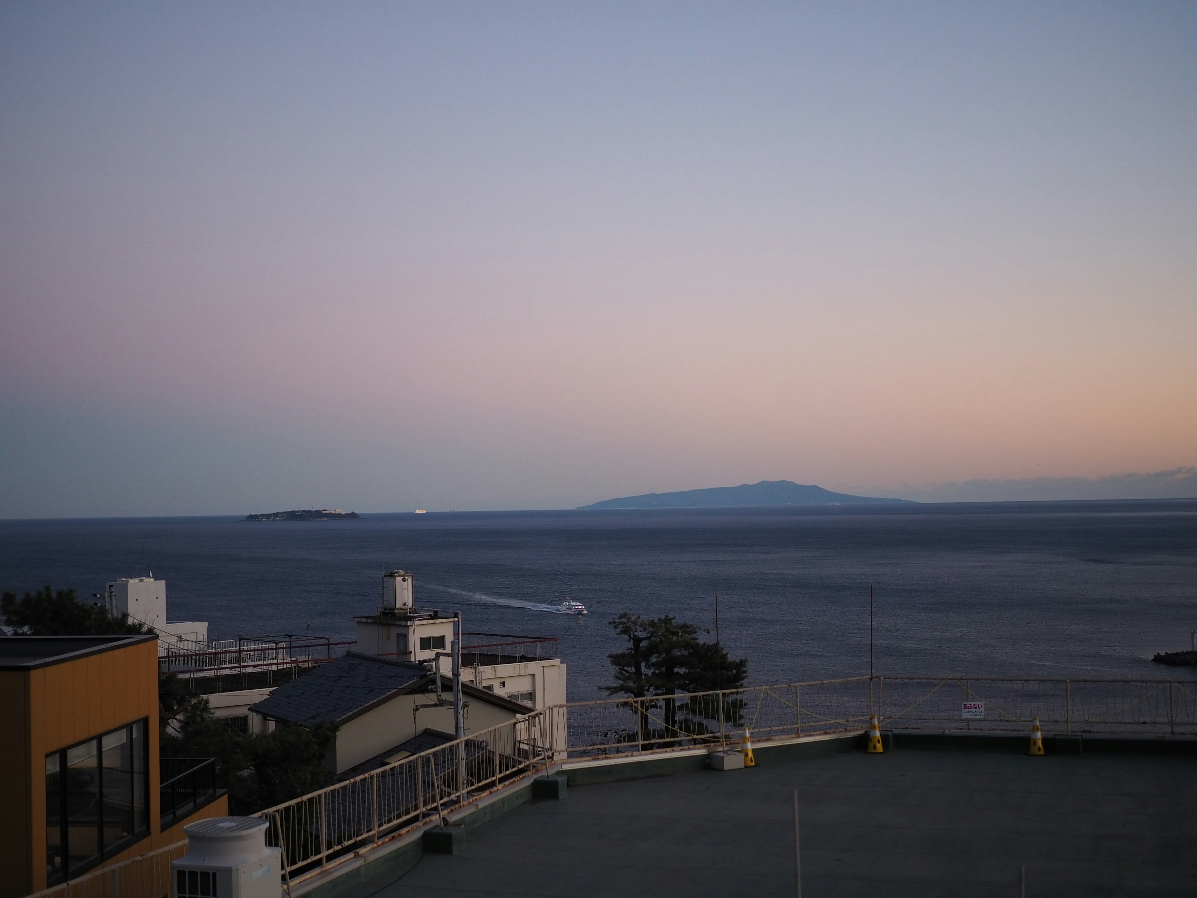 Belle vue du coucher de soleil sur l'océan et l'île