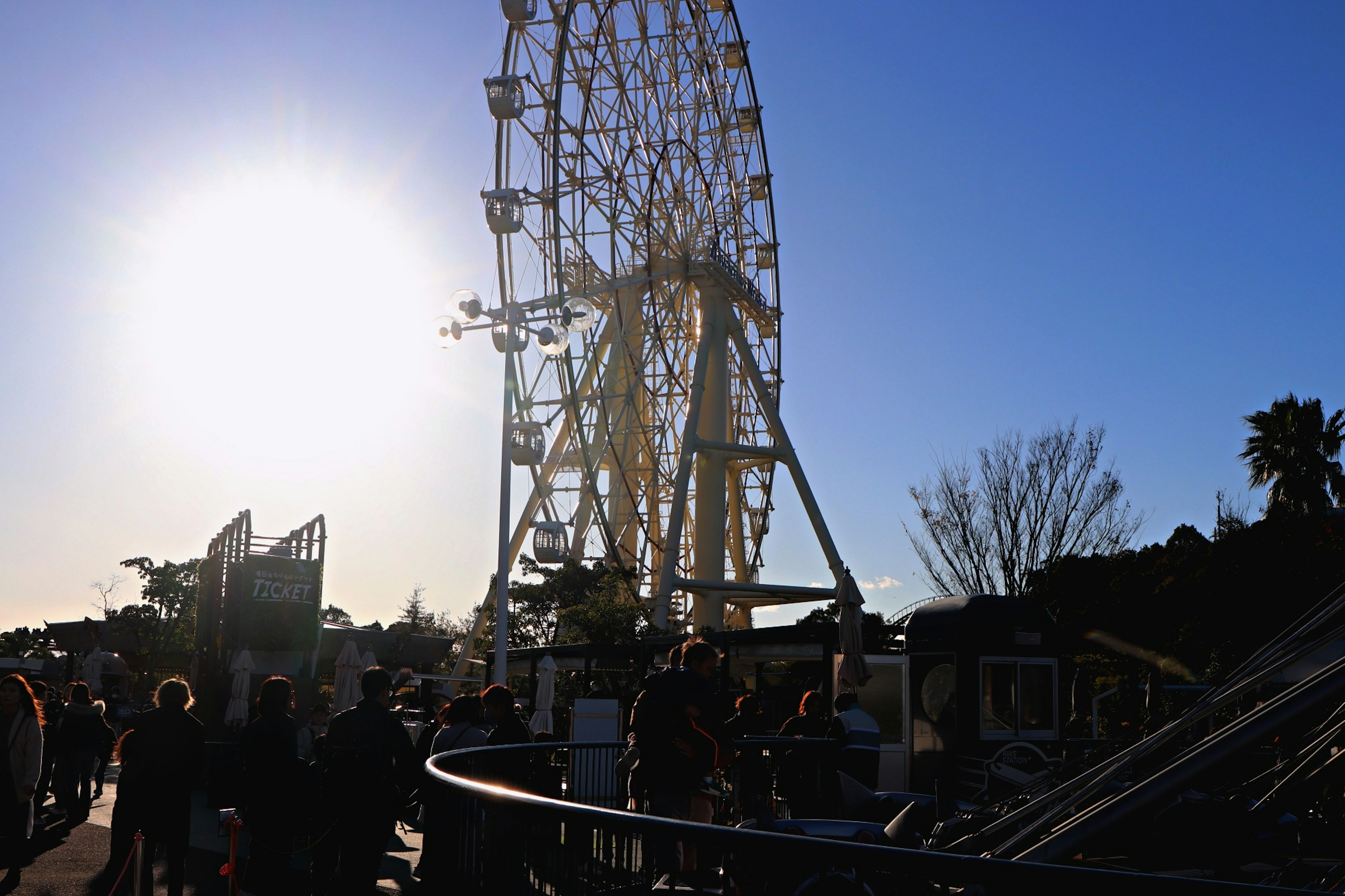 Ruota panoramica con persone che si radunano in un parco divertimenti