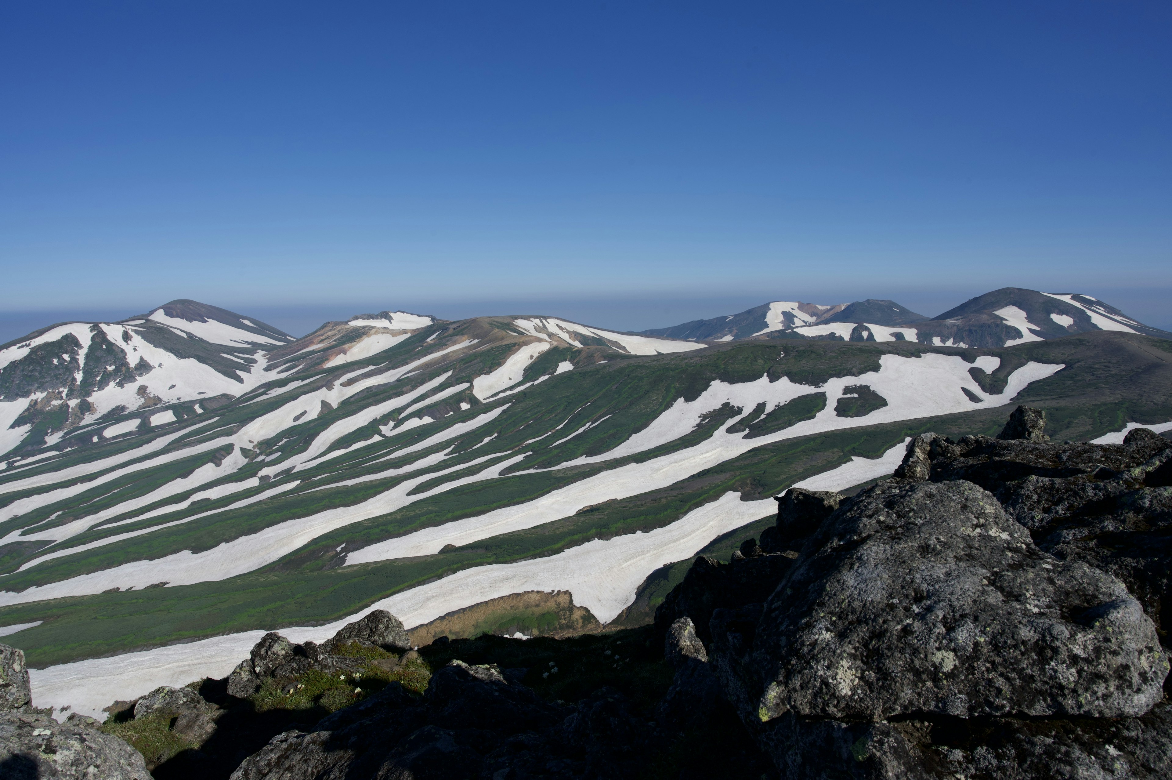 雪に覆われた山々と青い空の広がり