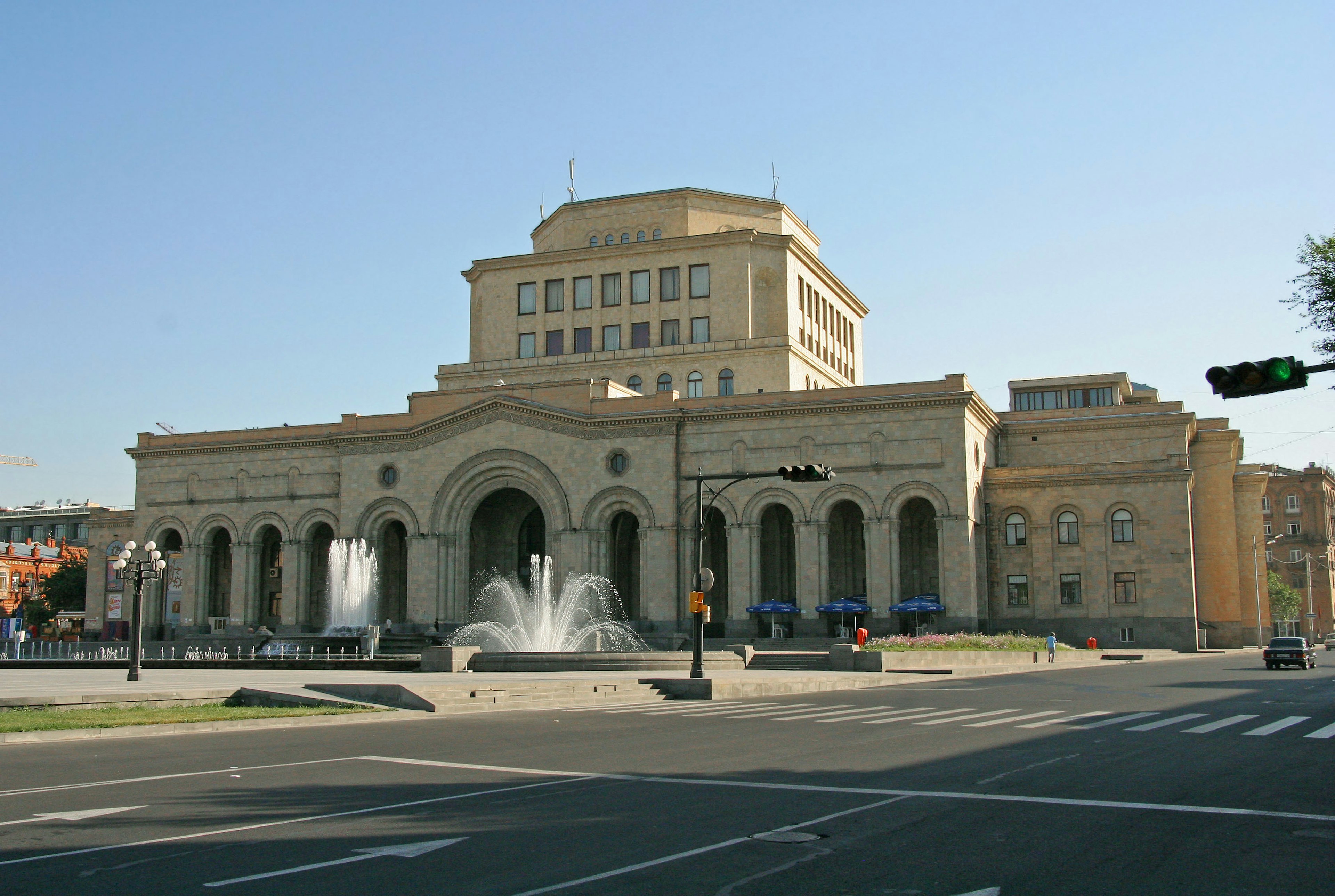 Hermoso edificio que da a la plaza con una fuente delante