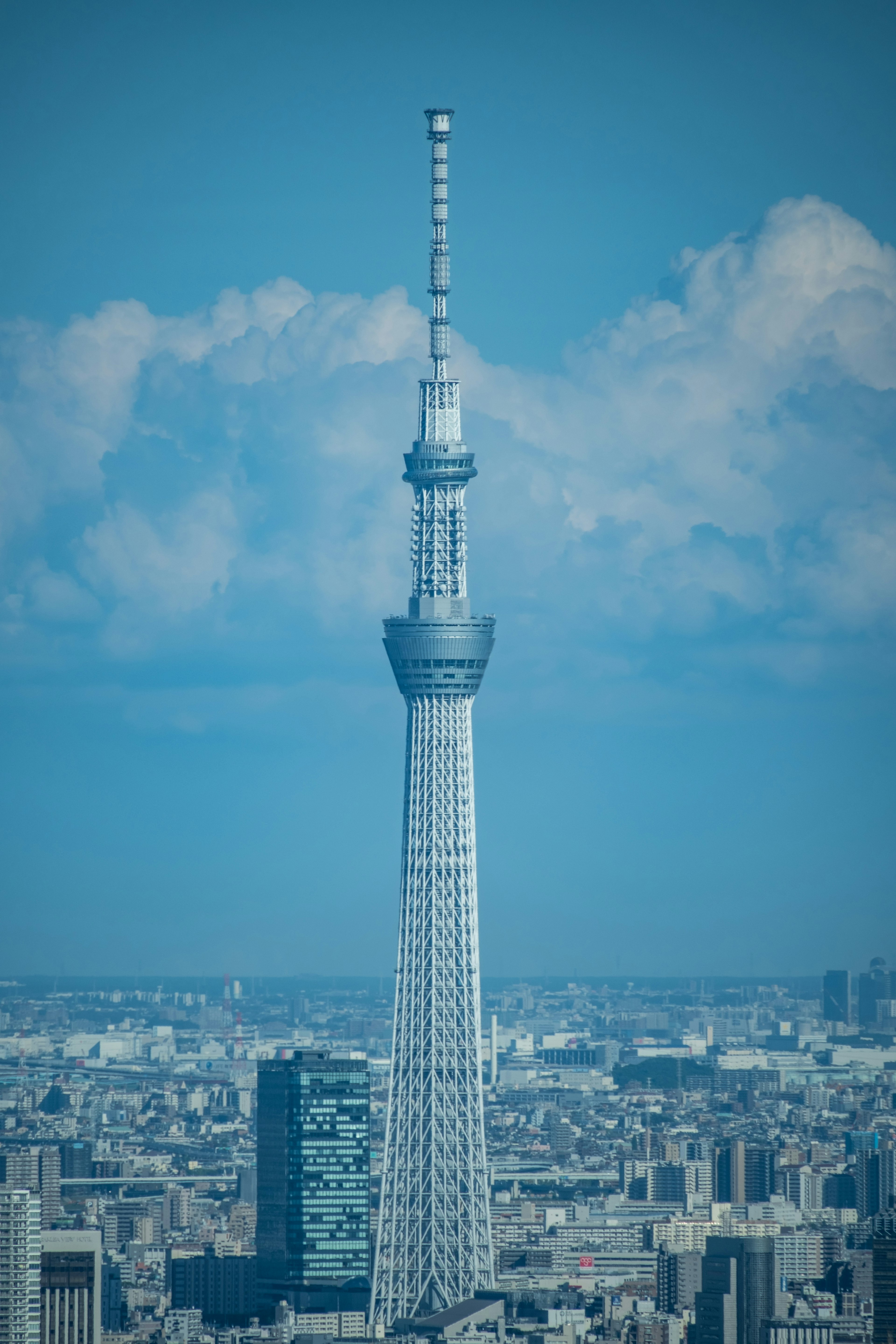 Tokyo Skytree sous un ciel bleu avec des nuages