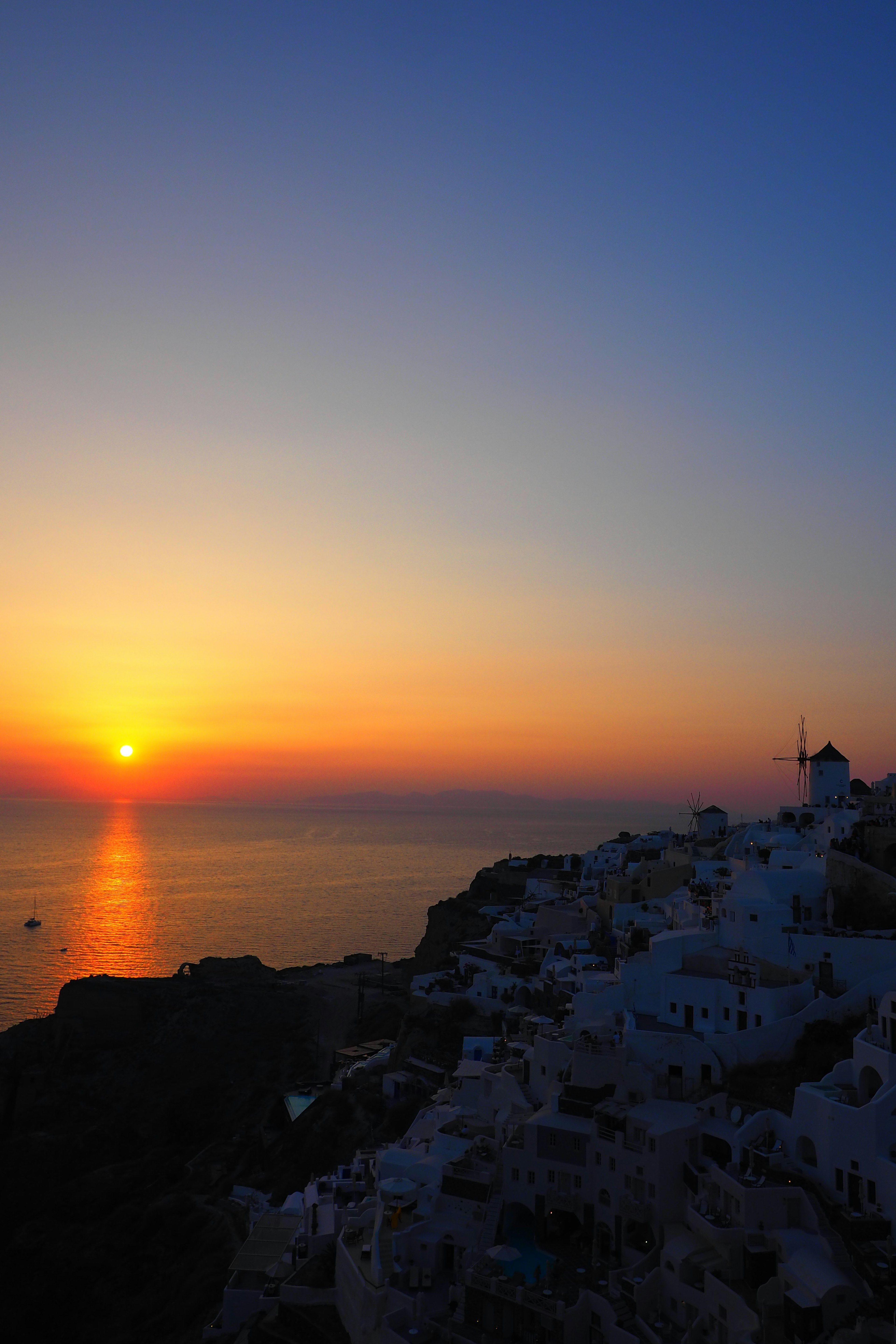 Hoàng hôn tuyệt đẹp trên biển với Santorini ở phía trước