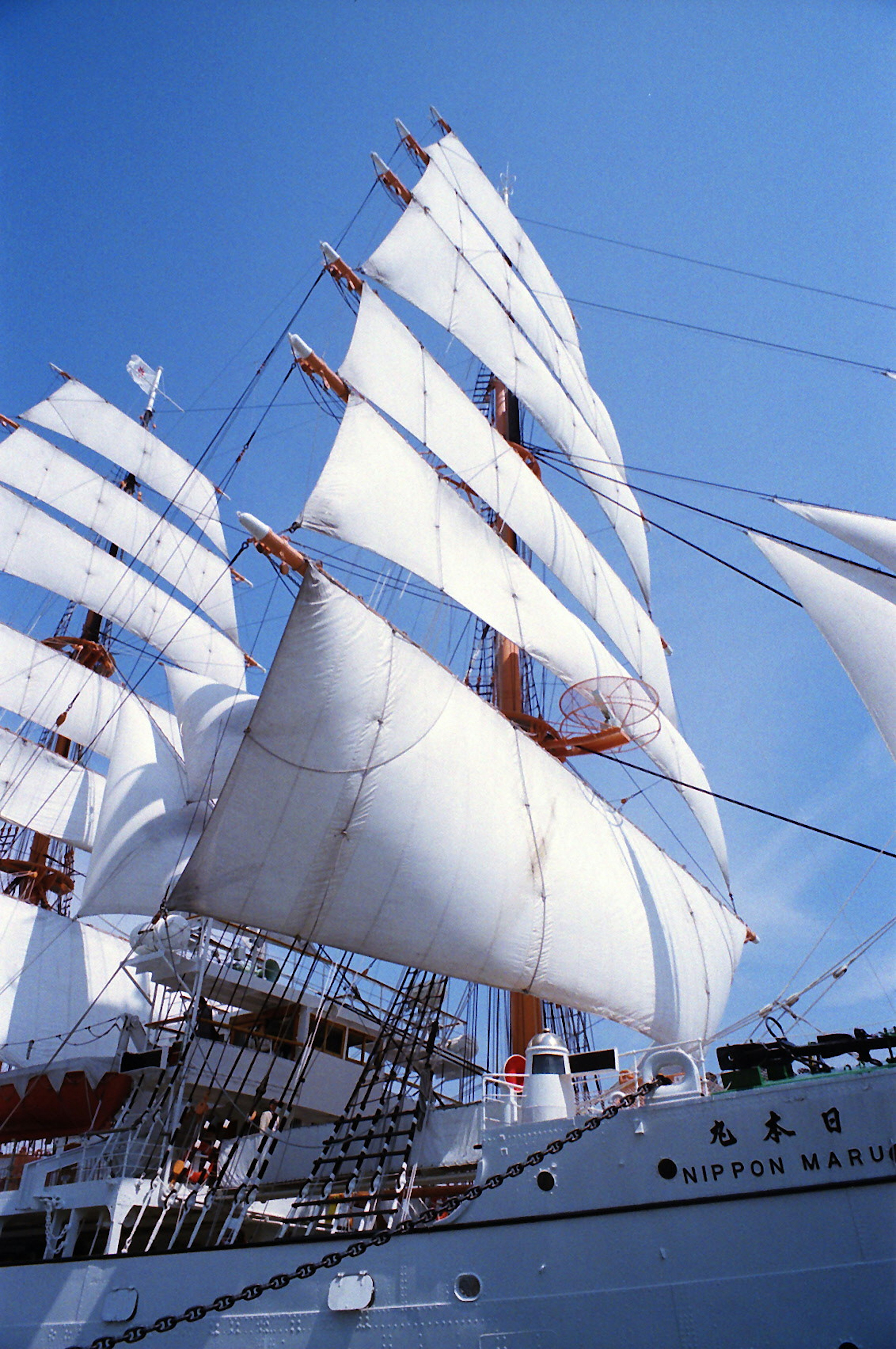 Ein majestätisches Segelschiff mit weißen Segeln, die im Wind wehen