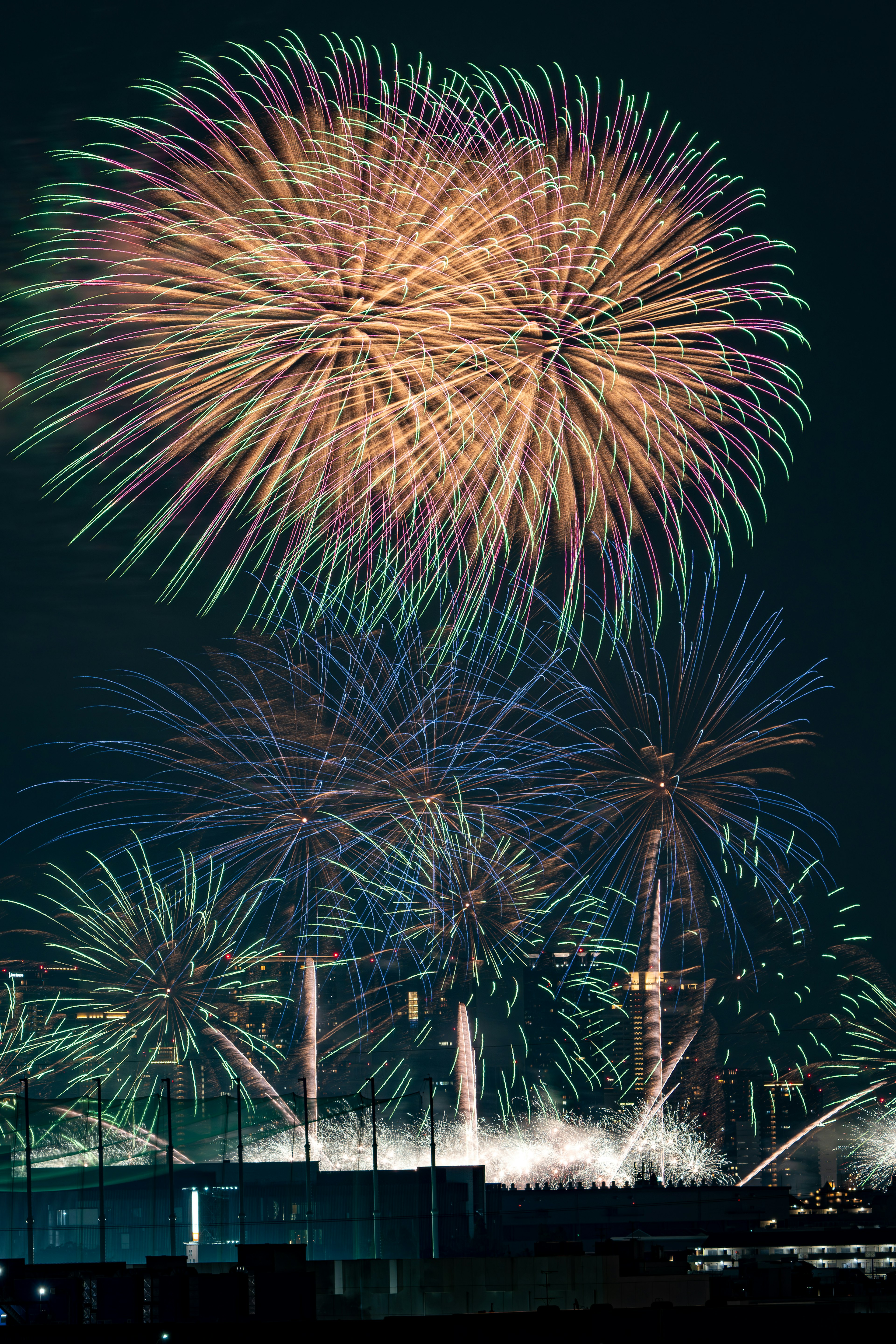 Des feux d'artifice colorés explosant dans le ciel nocturne avec des motifs vibrants