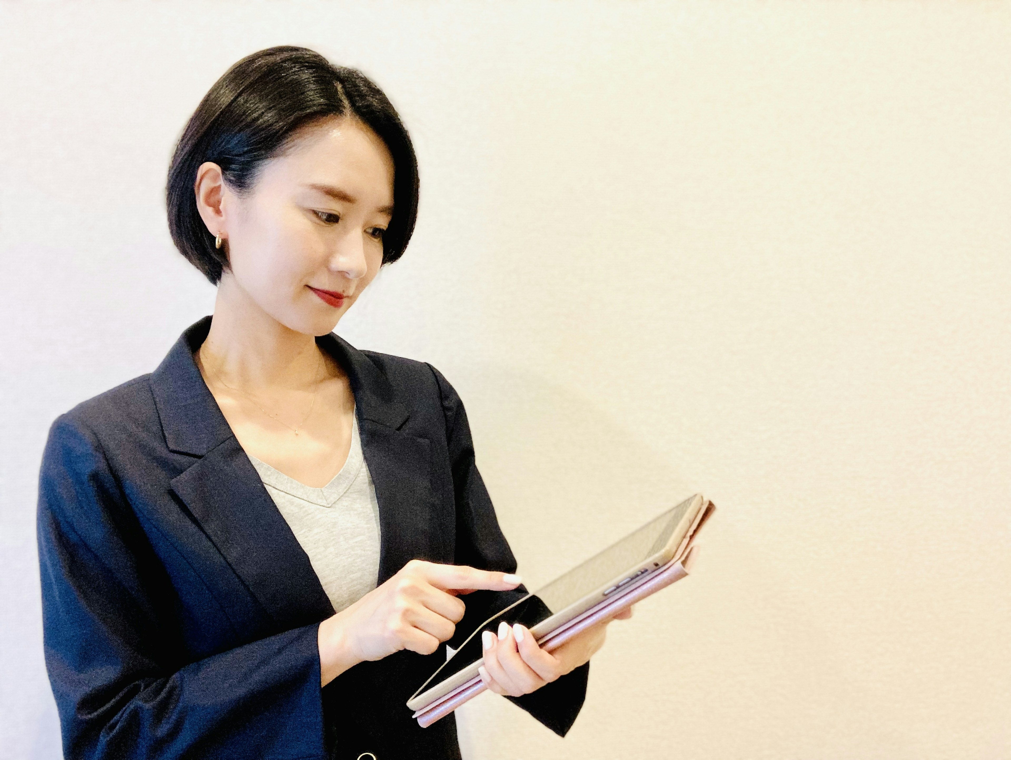 Mujer interactuando con una tableta en un entorno empresarial