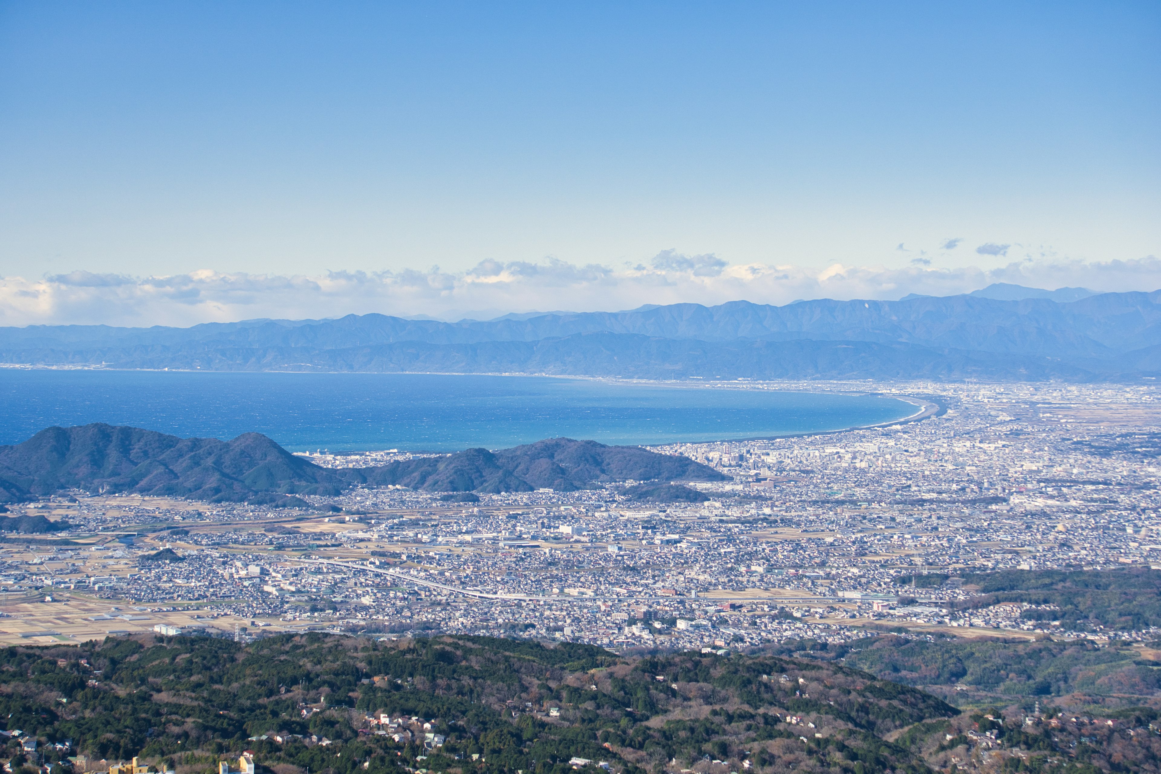 Vista panoramica di una città con un bell'oceano e montagne sullo sfondo