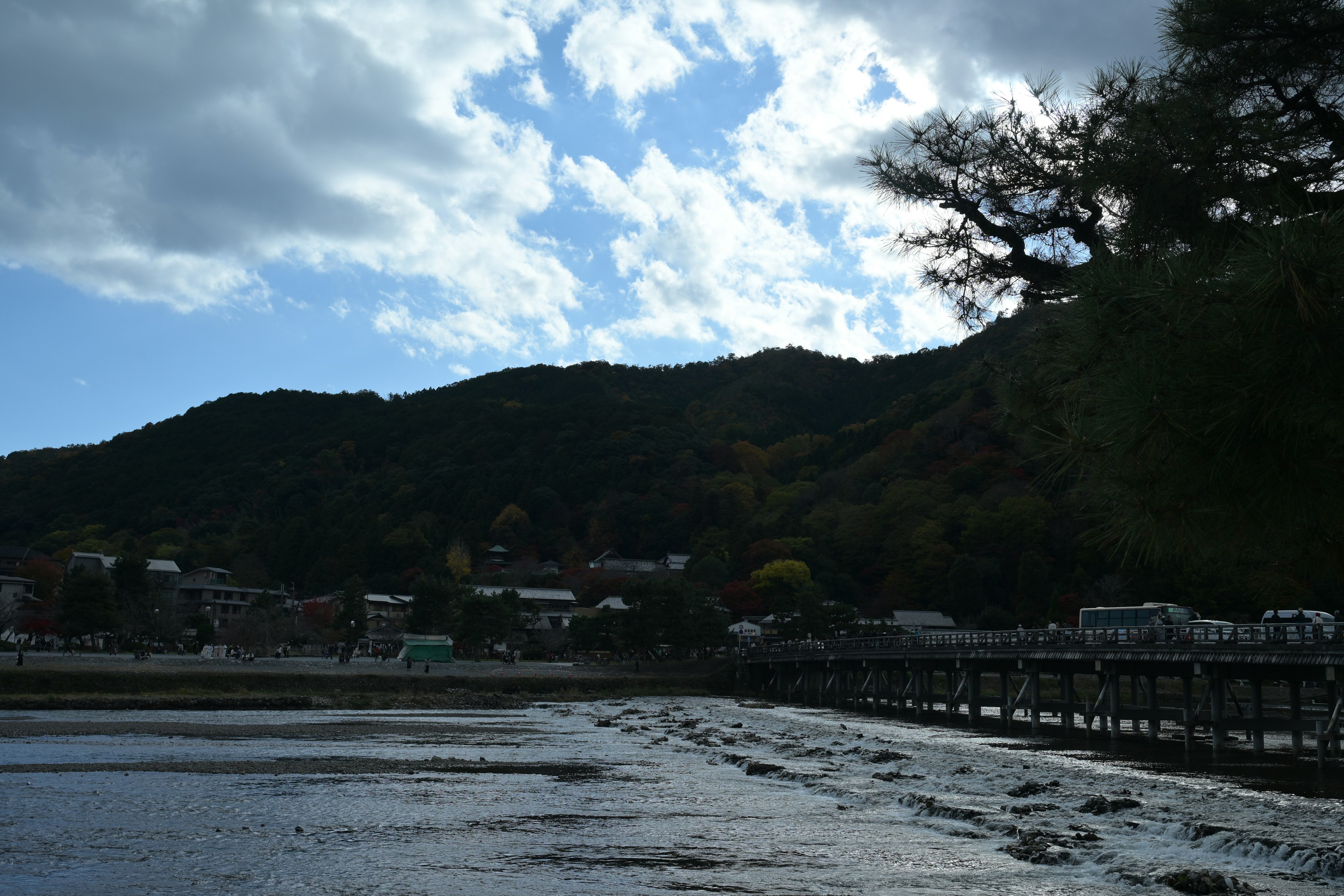 山と雲のある風景が広がる海岸の景色