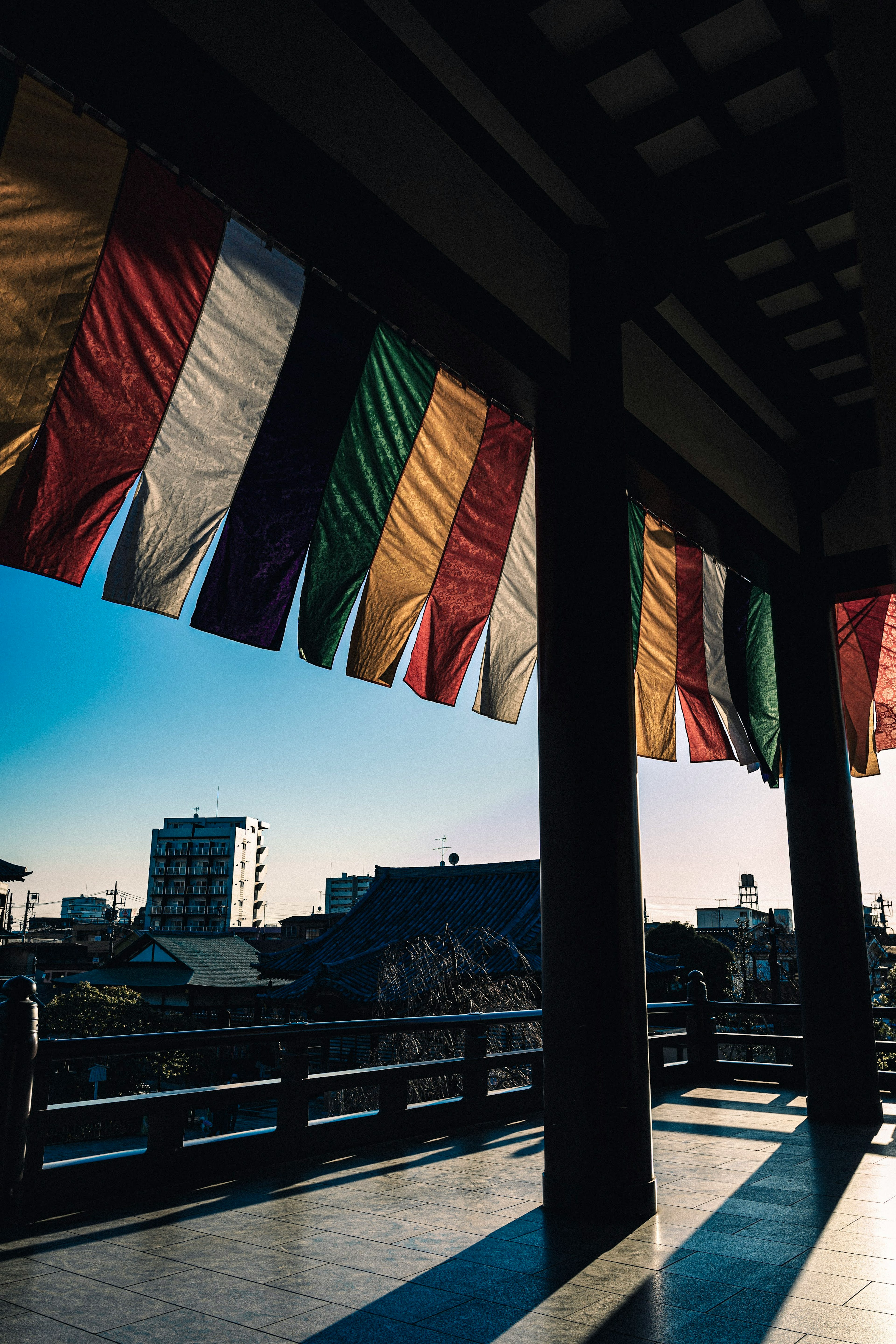 Pemandangan dari dalam bangunan dengan bendera berwarna