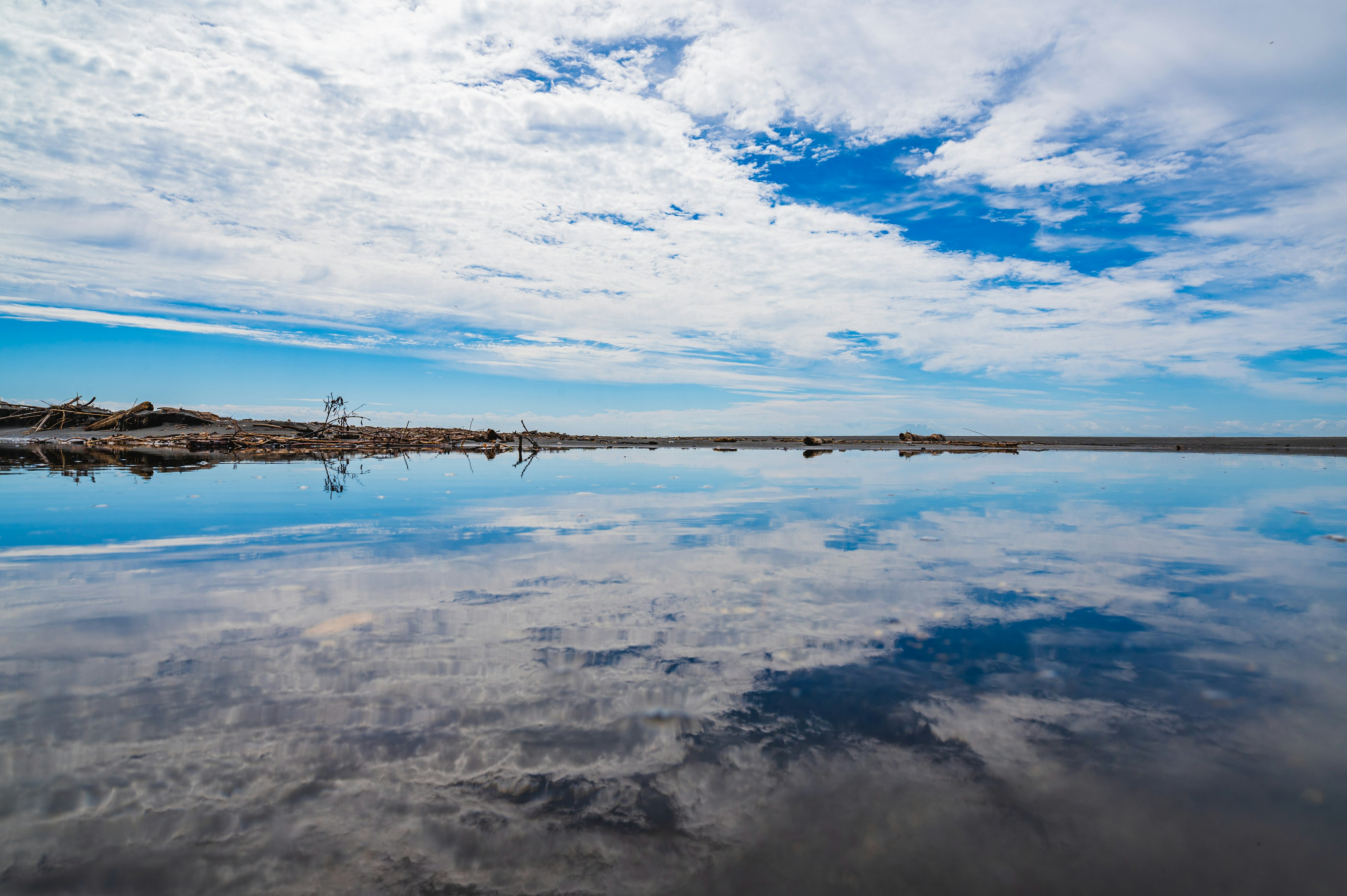 Paysage de lac serein avec de belles réflexions du ciel bleu et des nuages