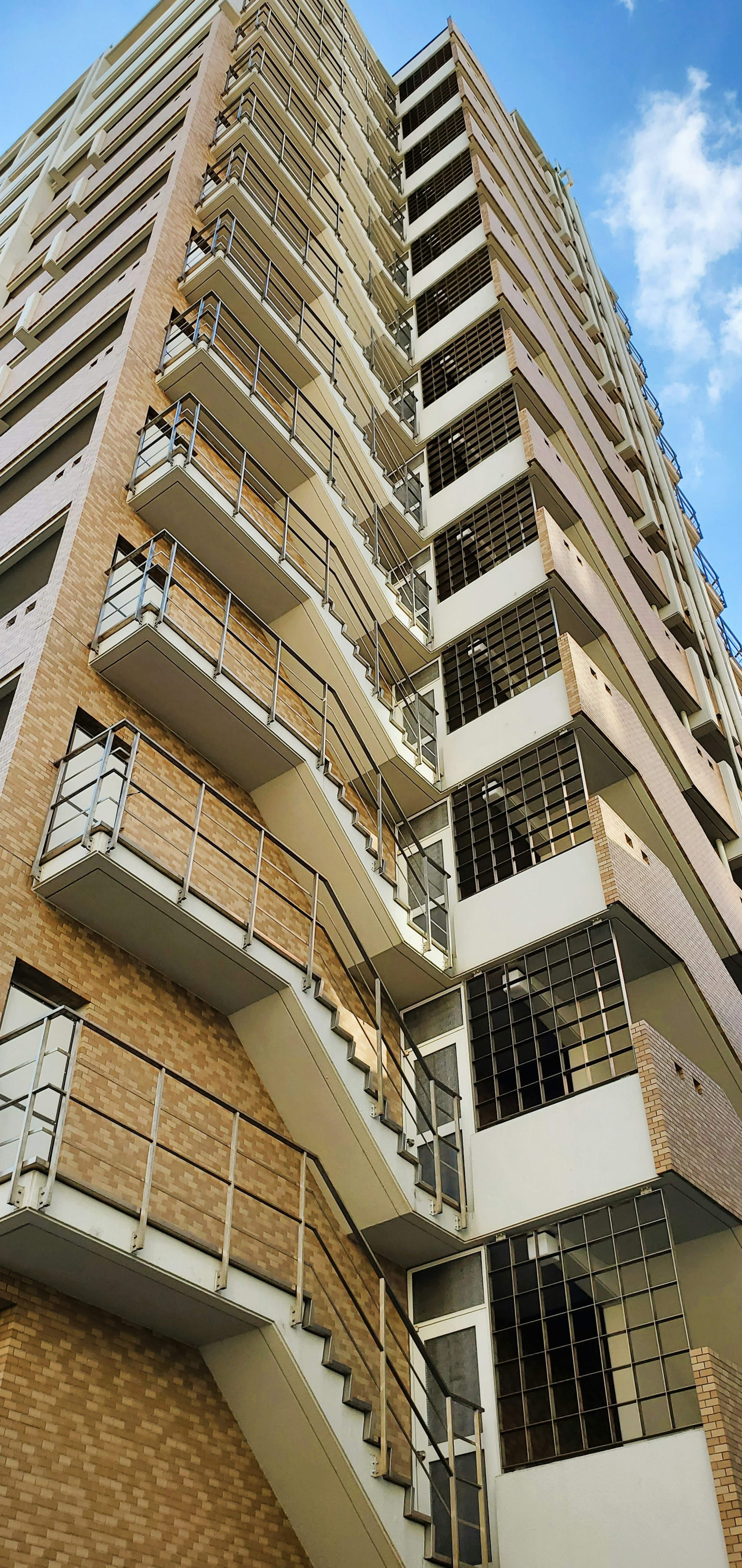 Vue extérieure d'un immeuble de grande hauteur montrant des escaliers