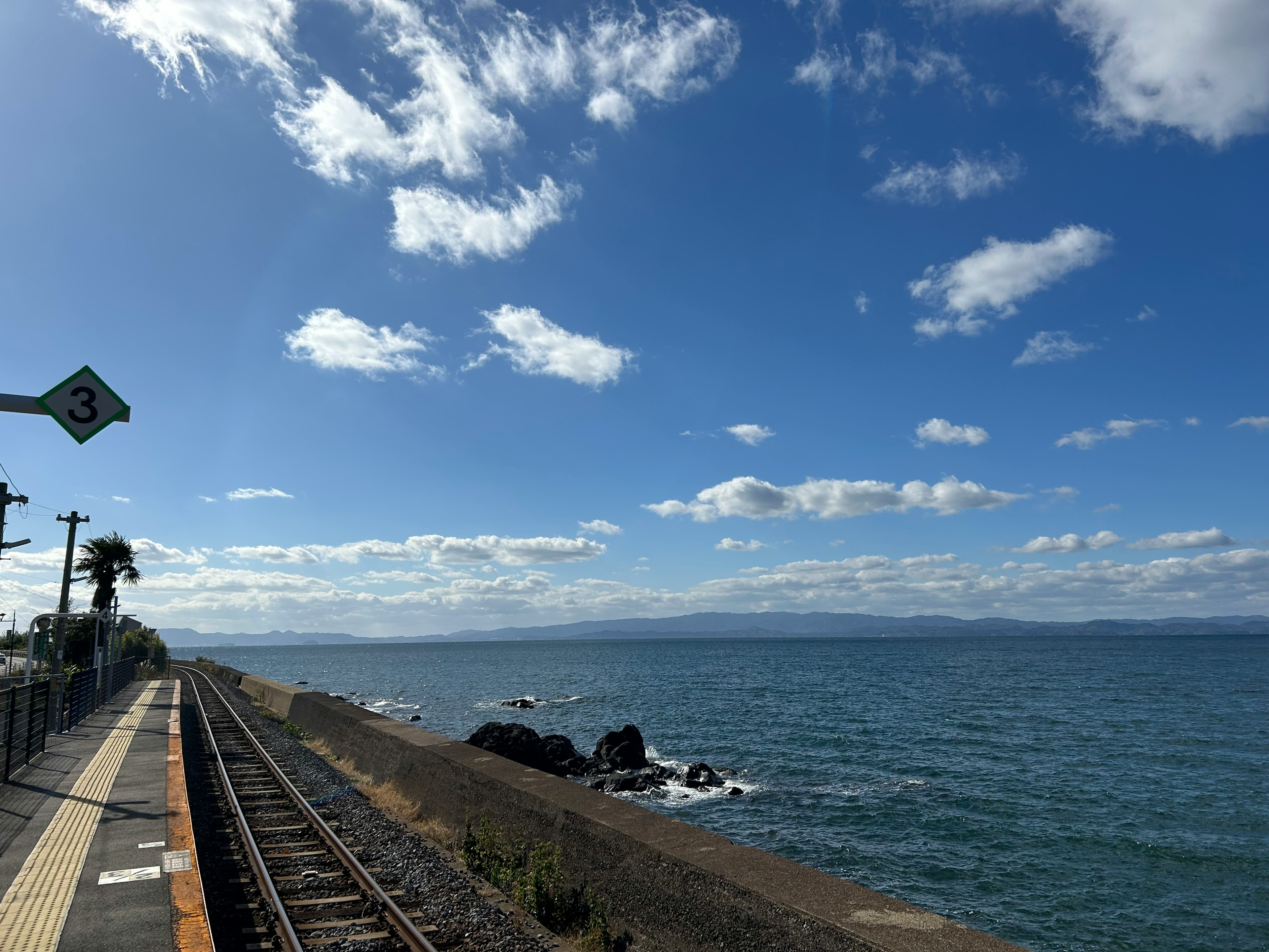 Malersicher Blick auf einen Bahnhof am Meer mit klarem blauen Himmel