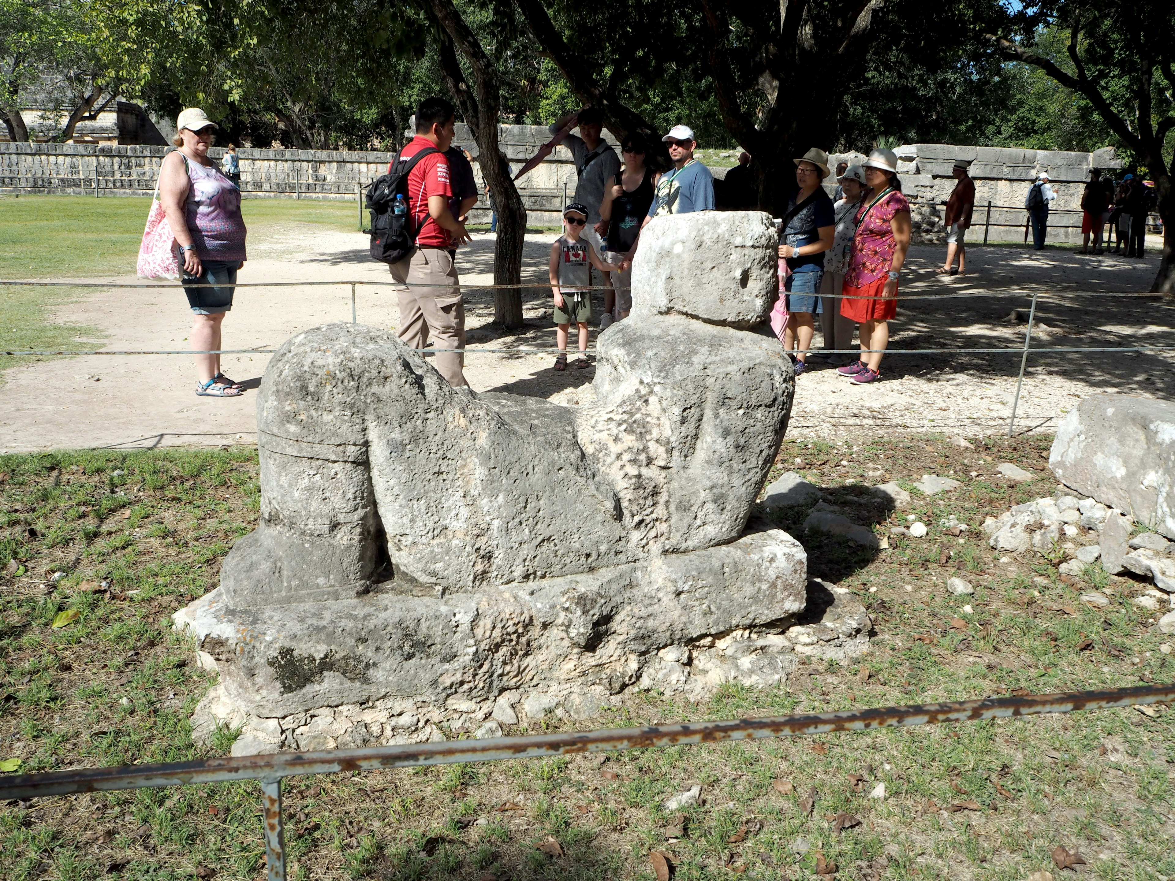 古代の石の座席の遺跡と観光客