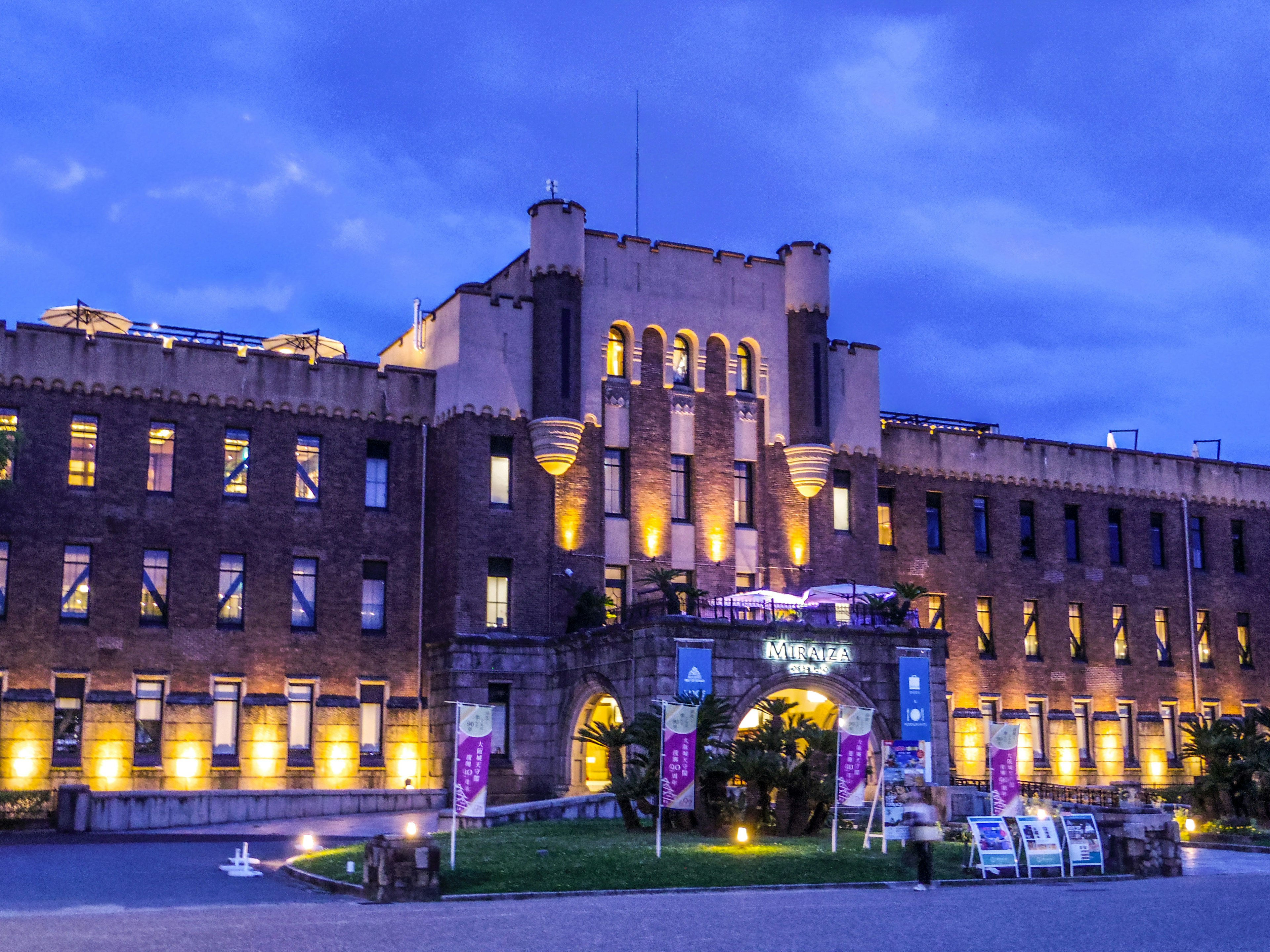 Extérieur d'un magnifique bâtiment historique sous un ciel nocturne bleu