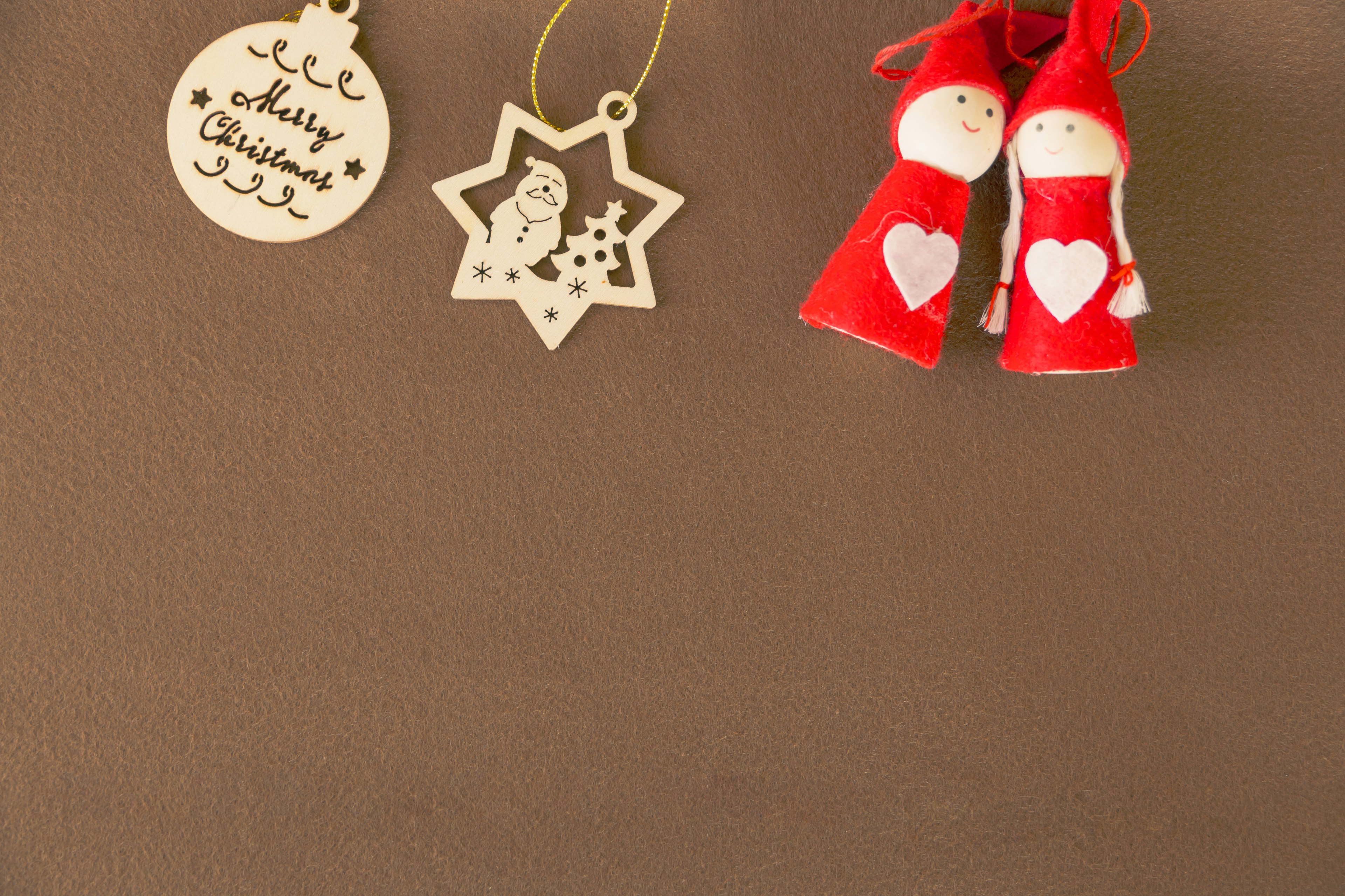 Decorazioni natalizie calde con ornamenti rossi e un pendente a forma di stella in legno