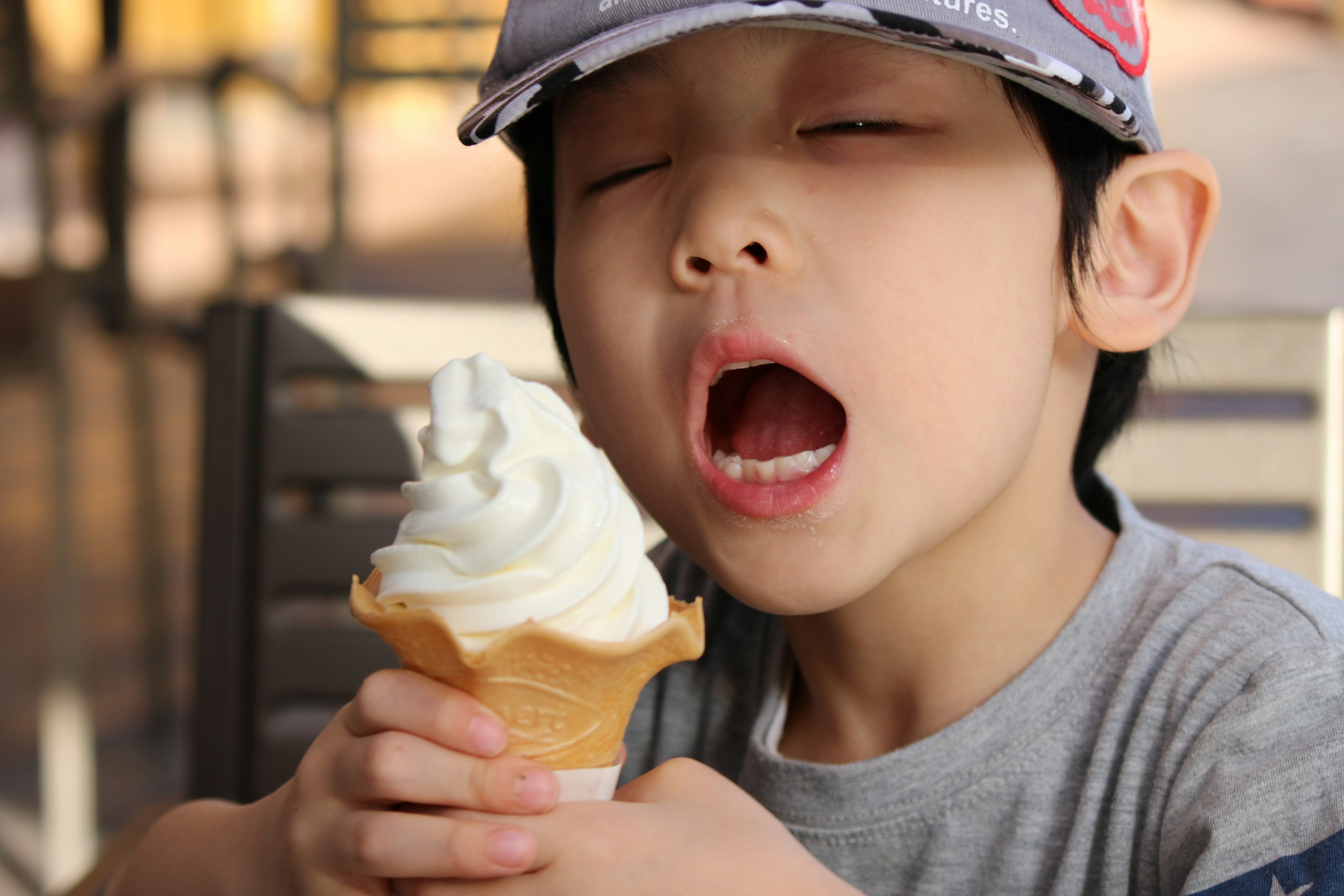 Un bambino che tiene un cono gelato con un'espressione felice