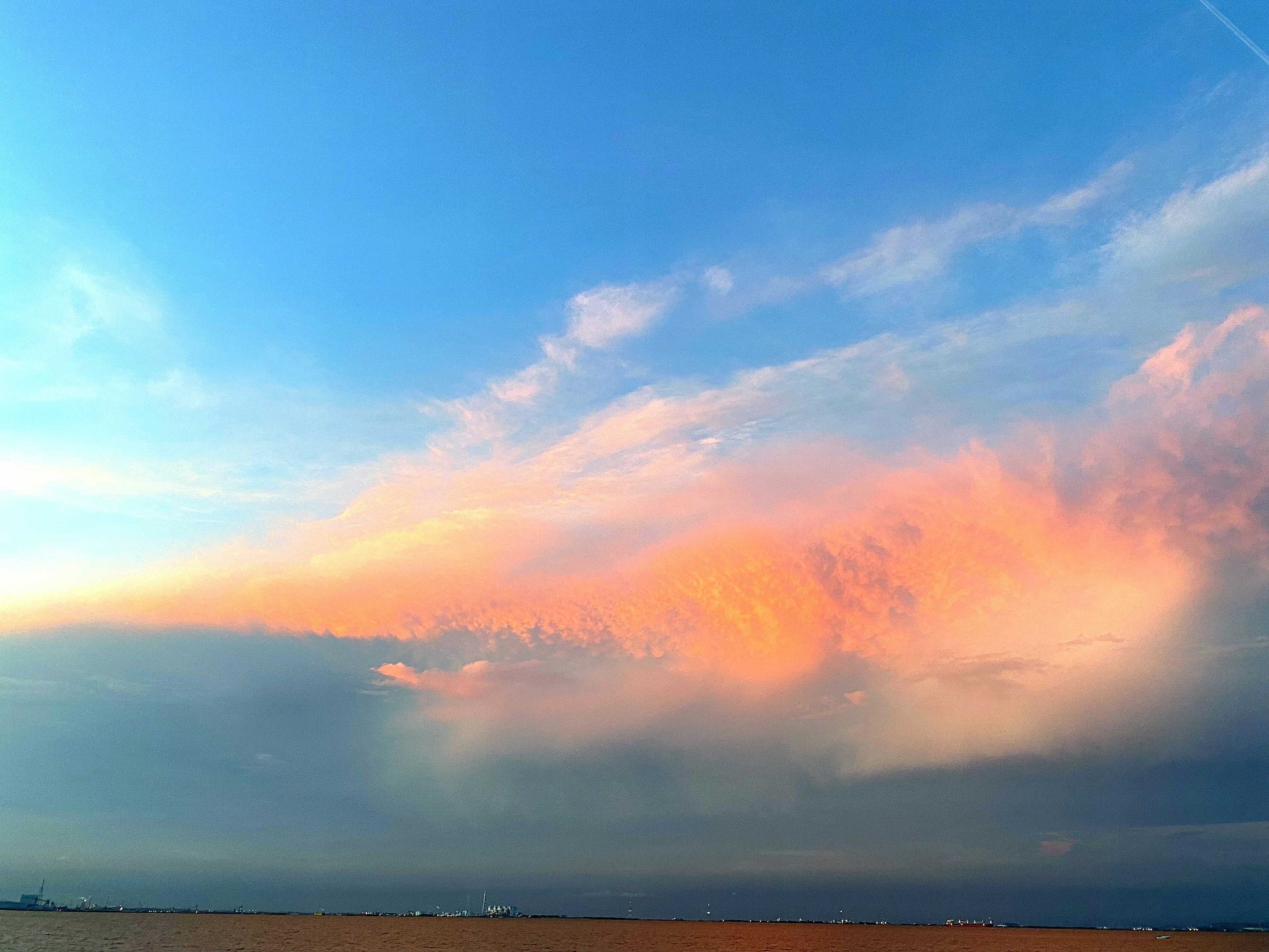 美麗的夕陽雲彩和藍天