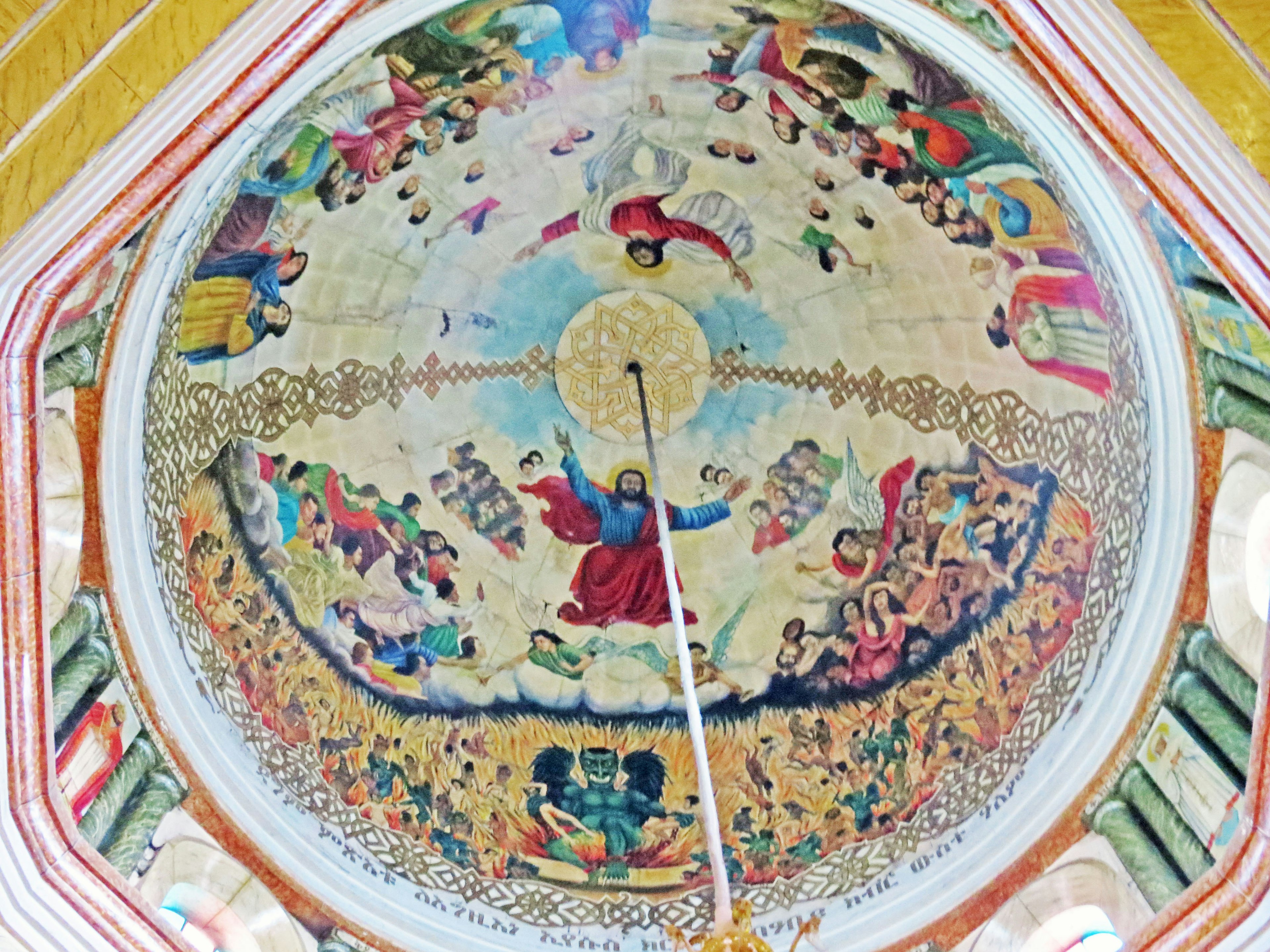 Fresque au plafond représentant une scène religieuse avec Dieu et des anges au centre