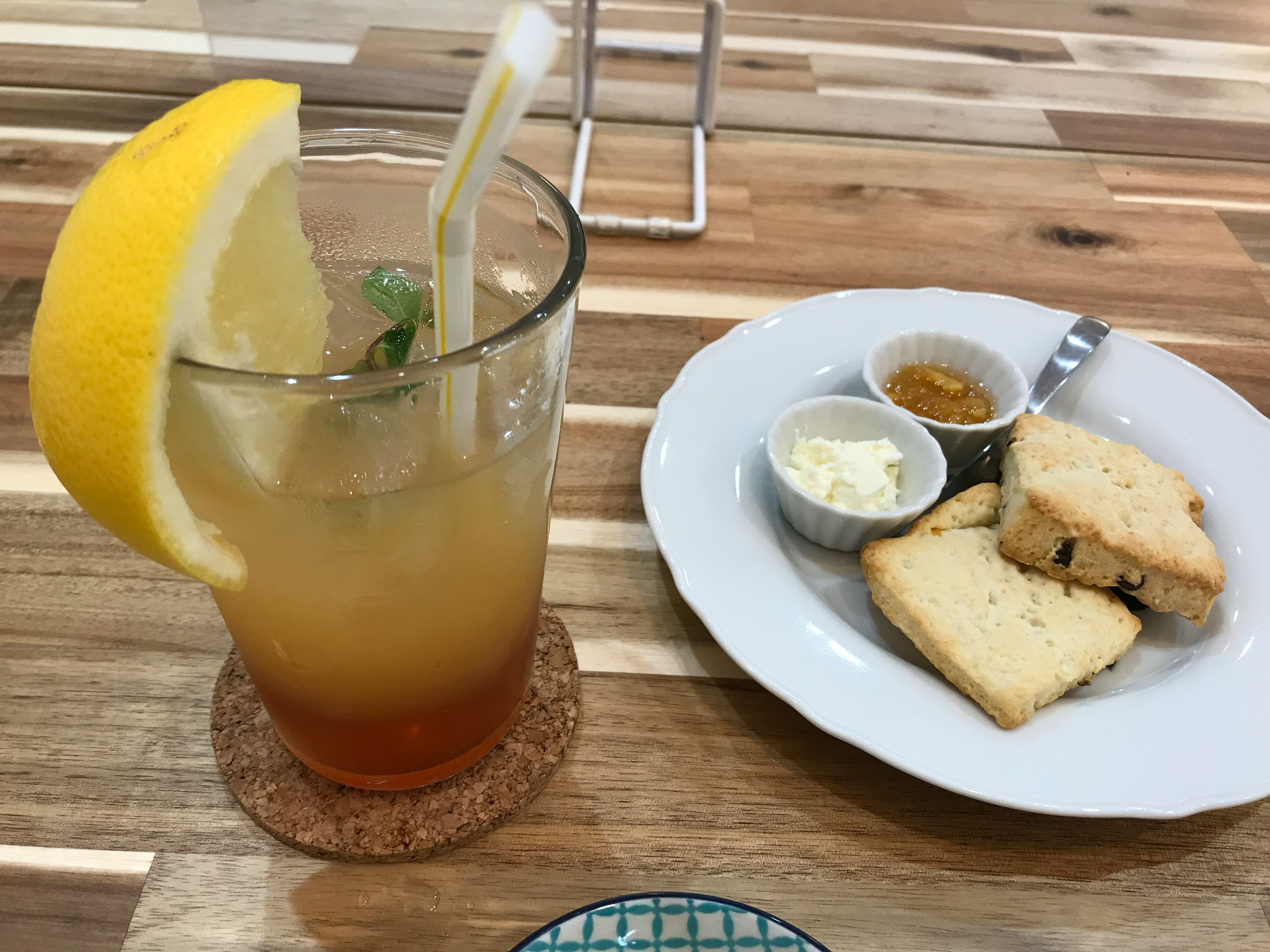 Una bevanda rinfrescante con limone e menta accanto a un piatto di dolci