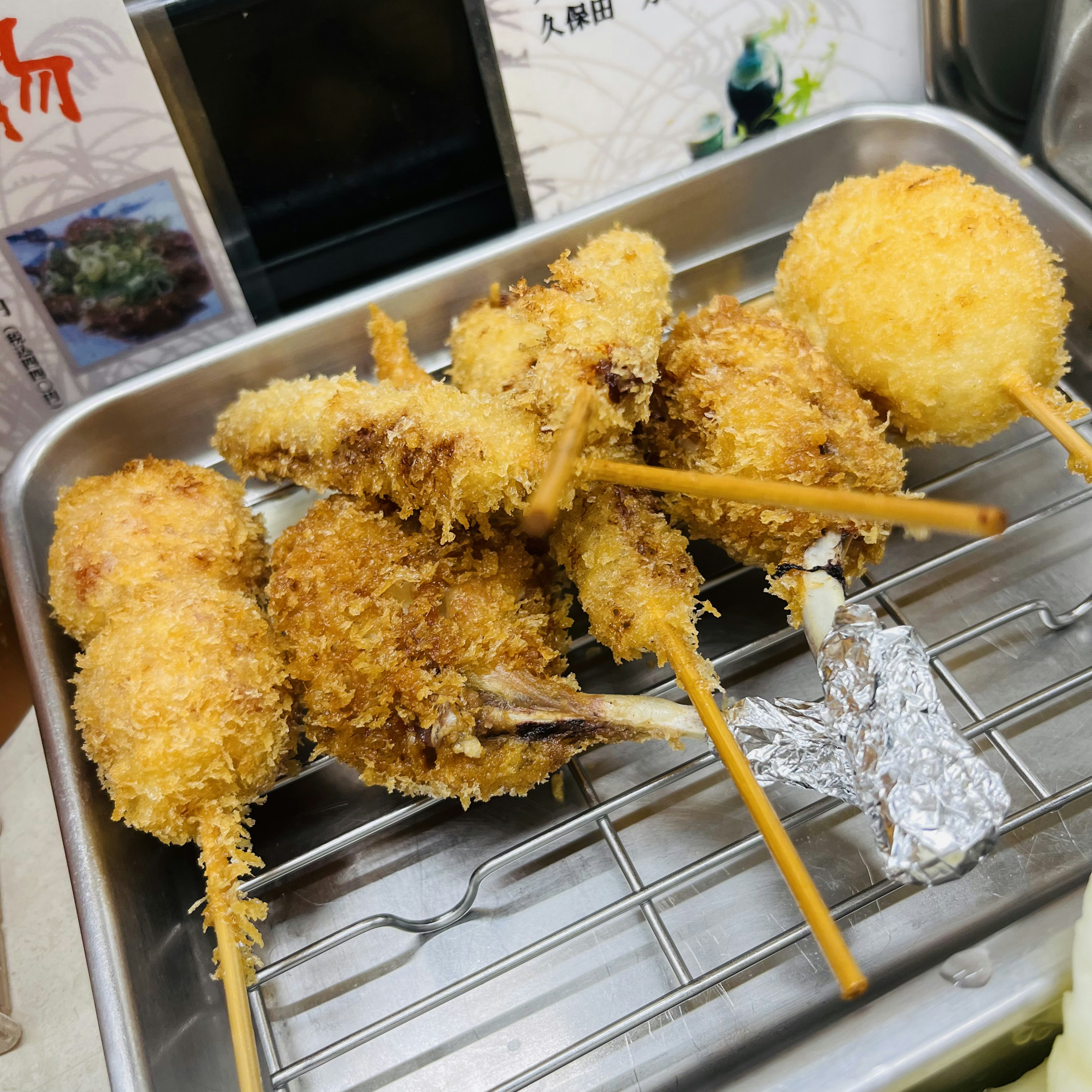 Un plato de comida frita en brochetas con diversas formas y texturas