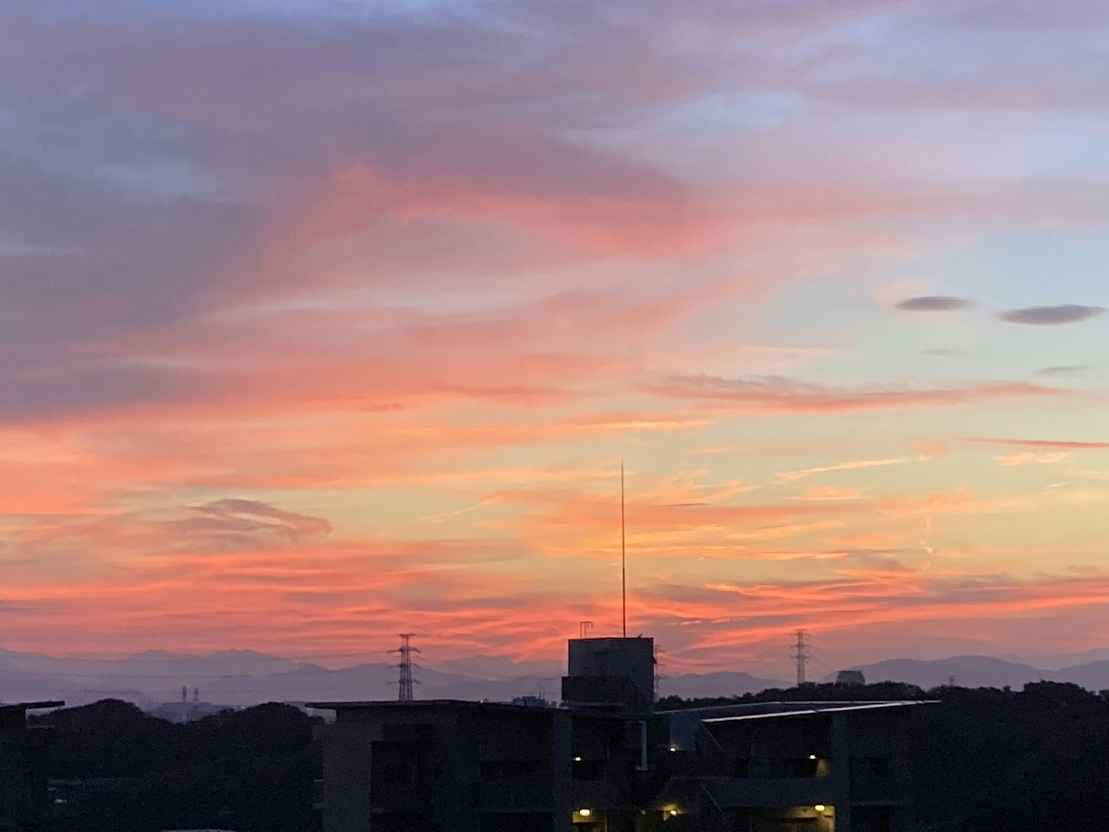 Ciel de coucher de soleil coloré avec silhouettes de bâtiments visibles