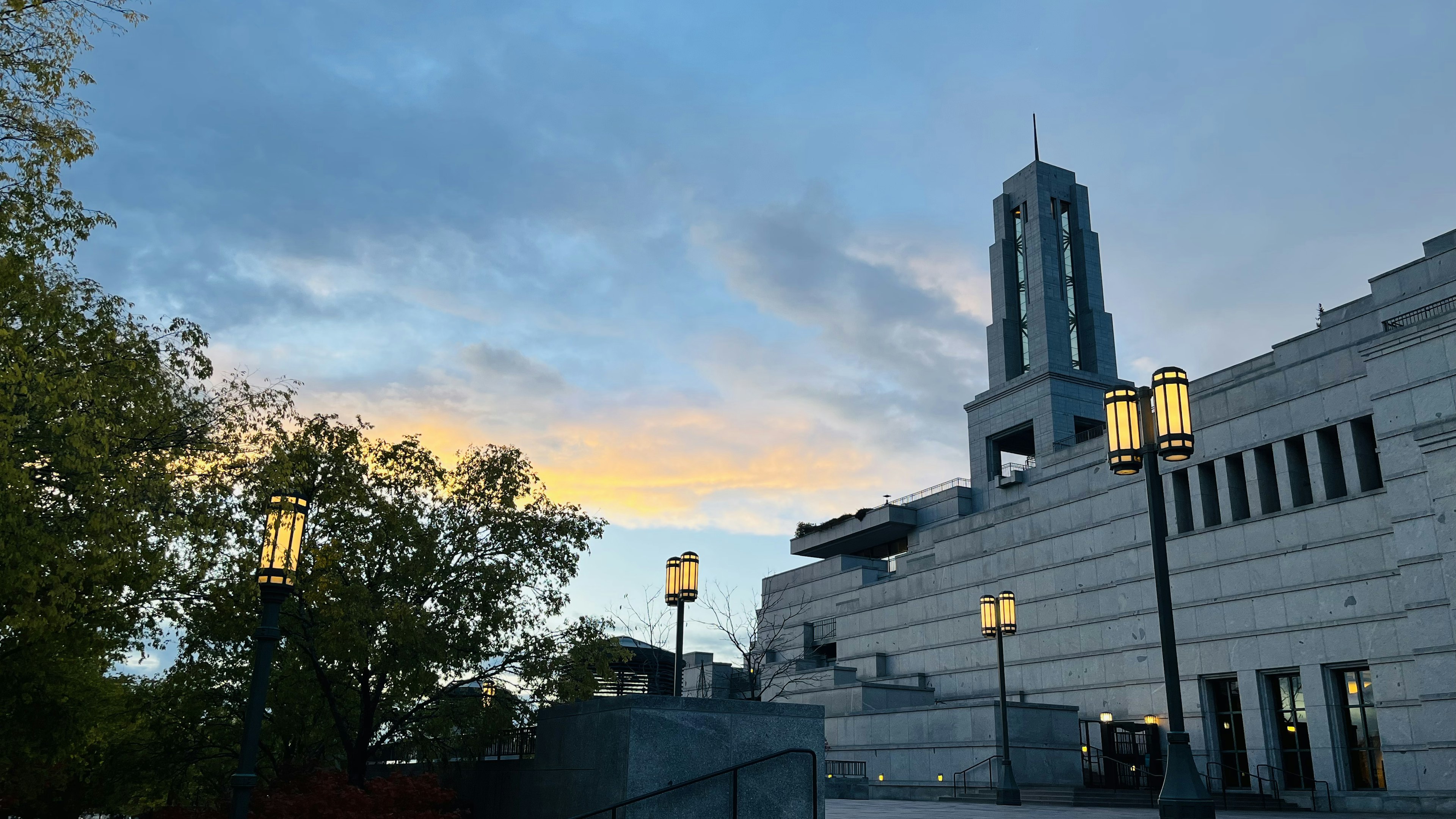 夕暮れの空を背景にした近代的な建物の外観と街灯