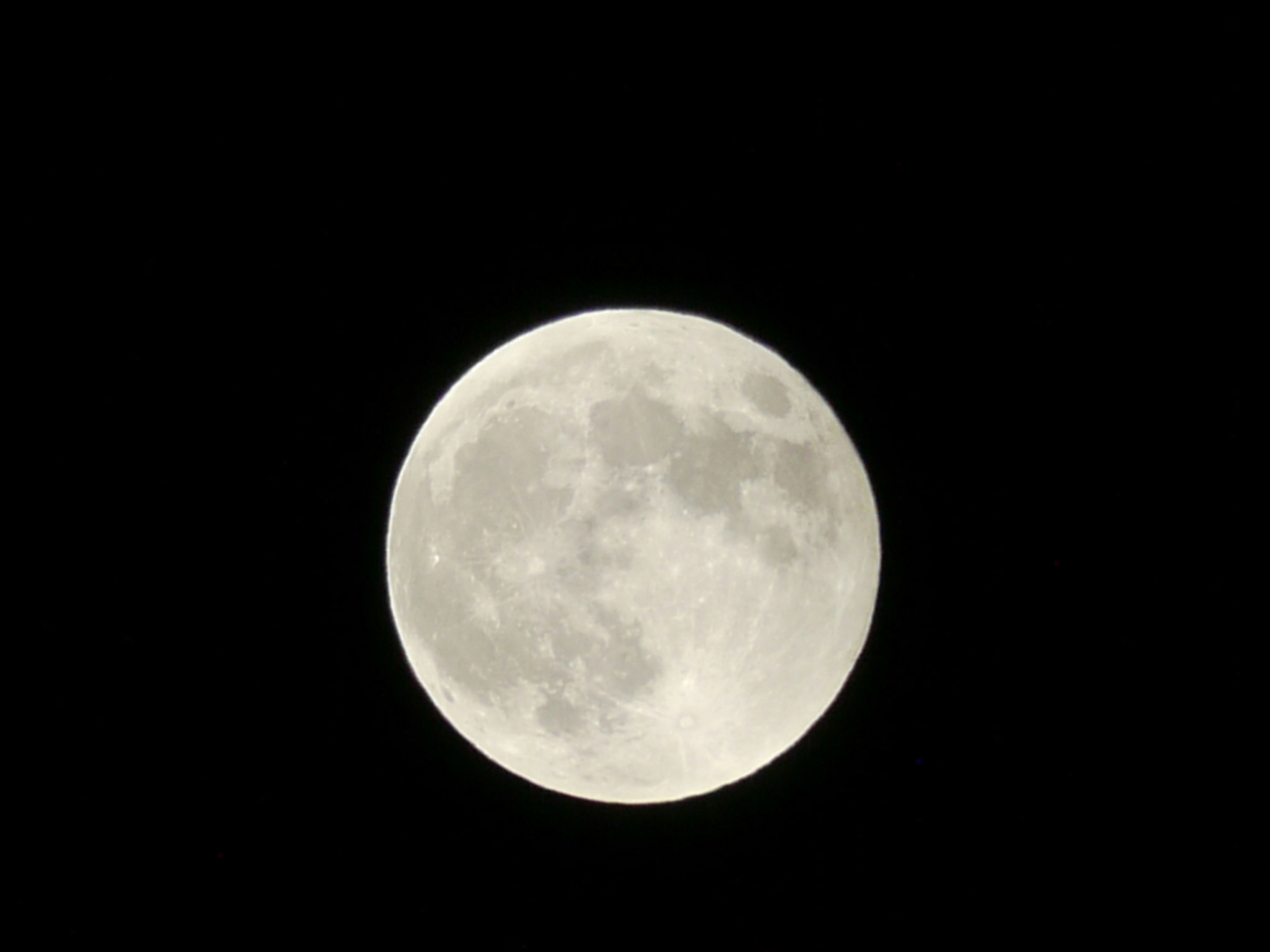 Acercamiento de una luna llena en el cielo nocturno