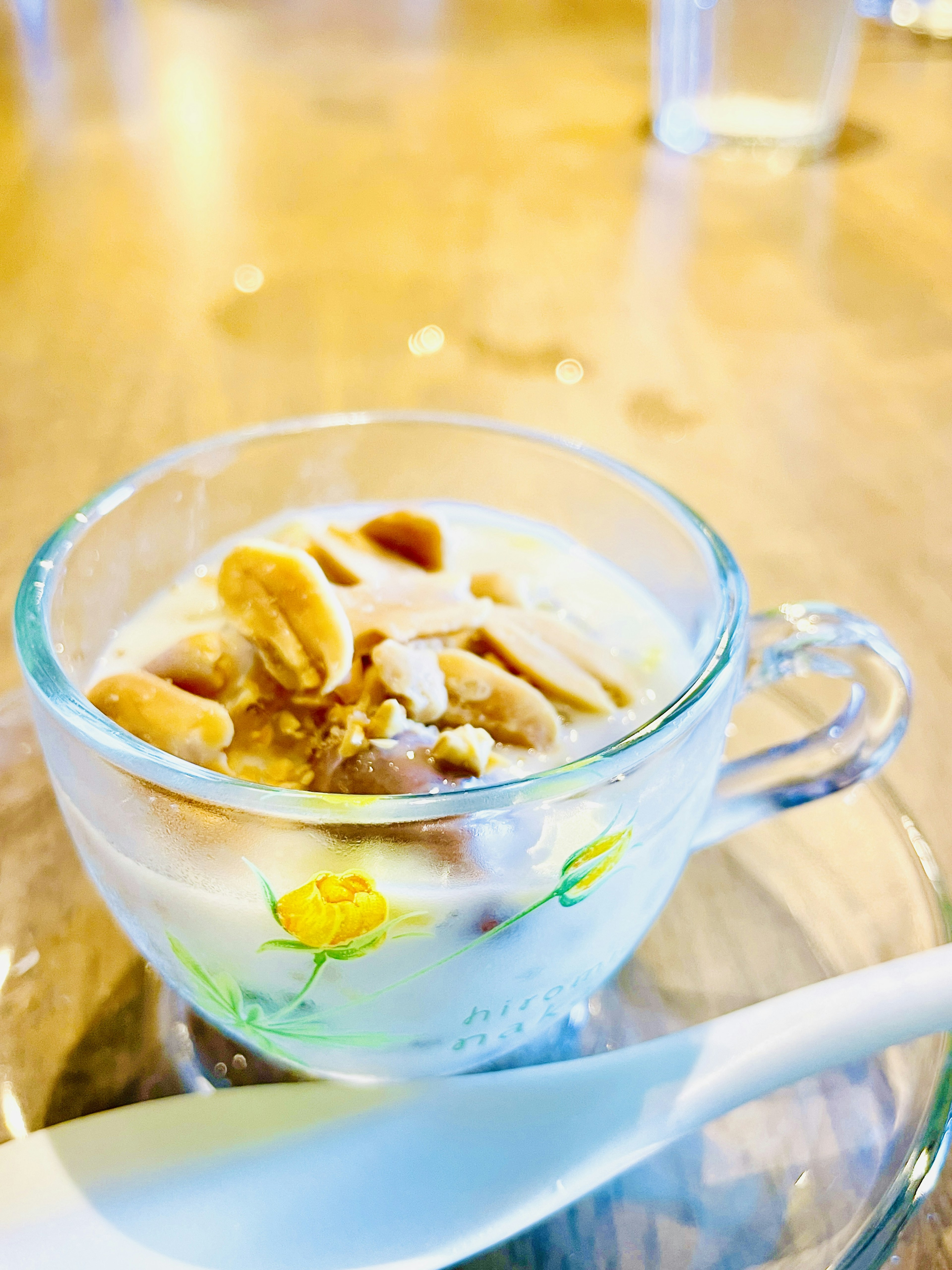 Postre en una taza transparente decorado con cacahuetes