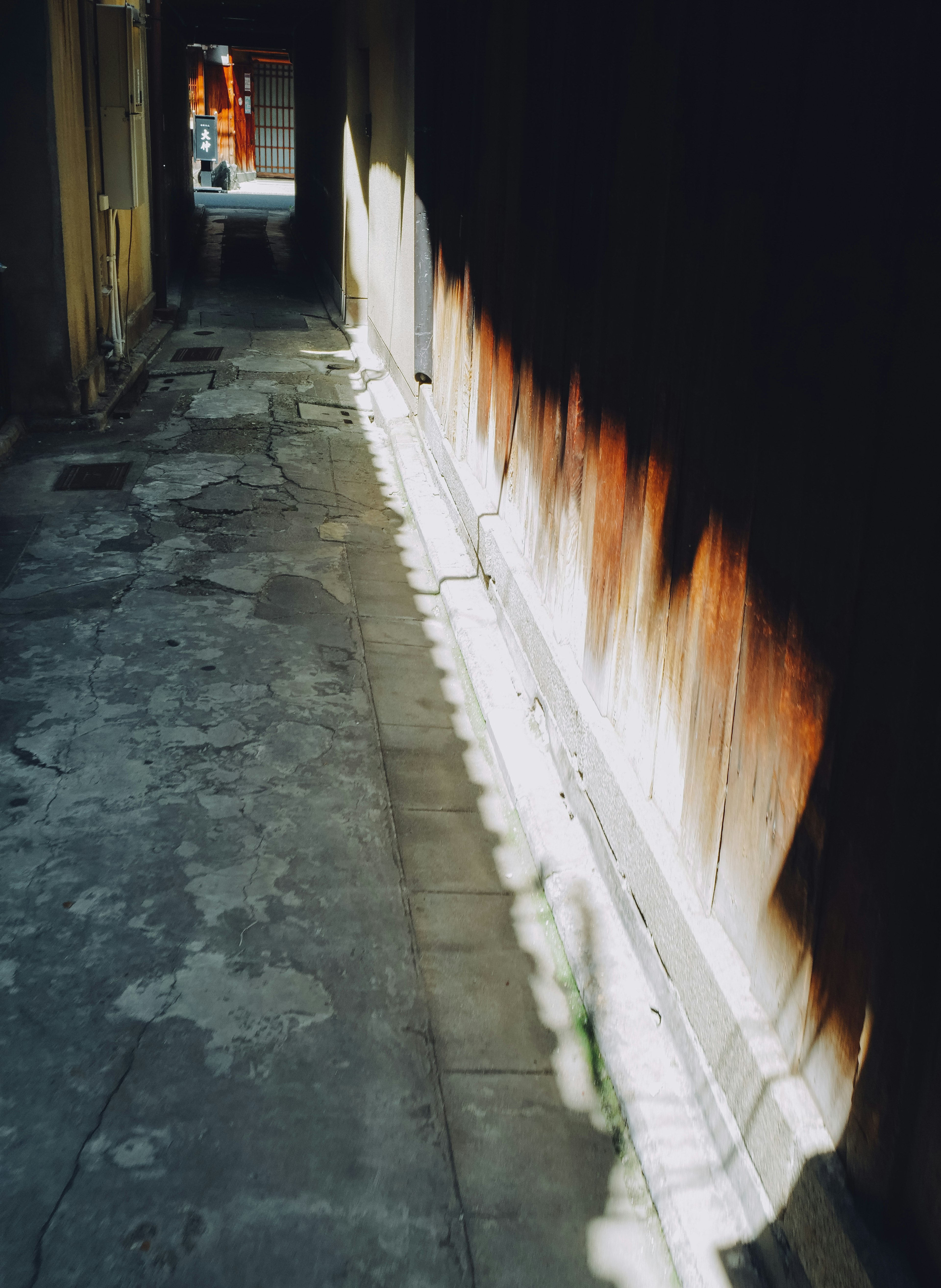 Callejón estrecho con un fuerte contraste de luz y sombra