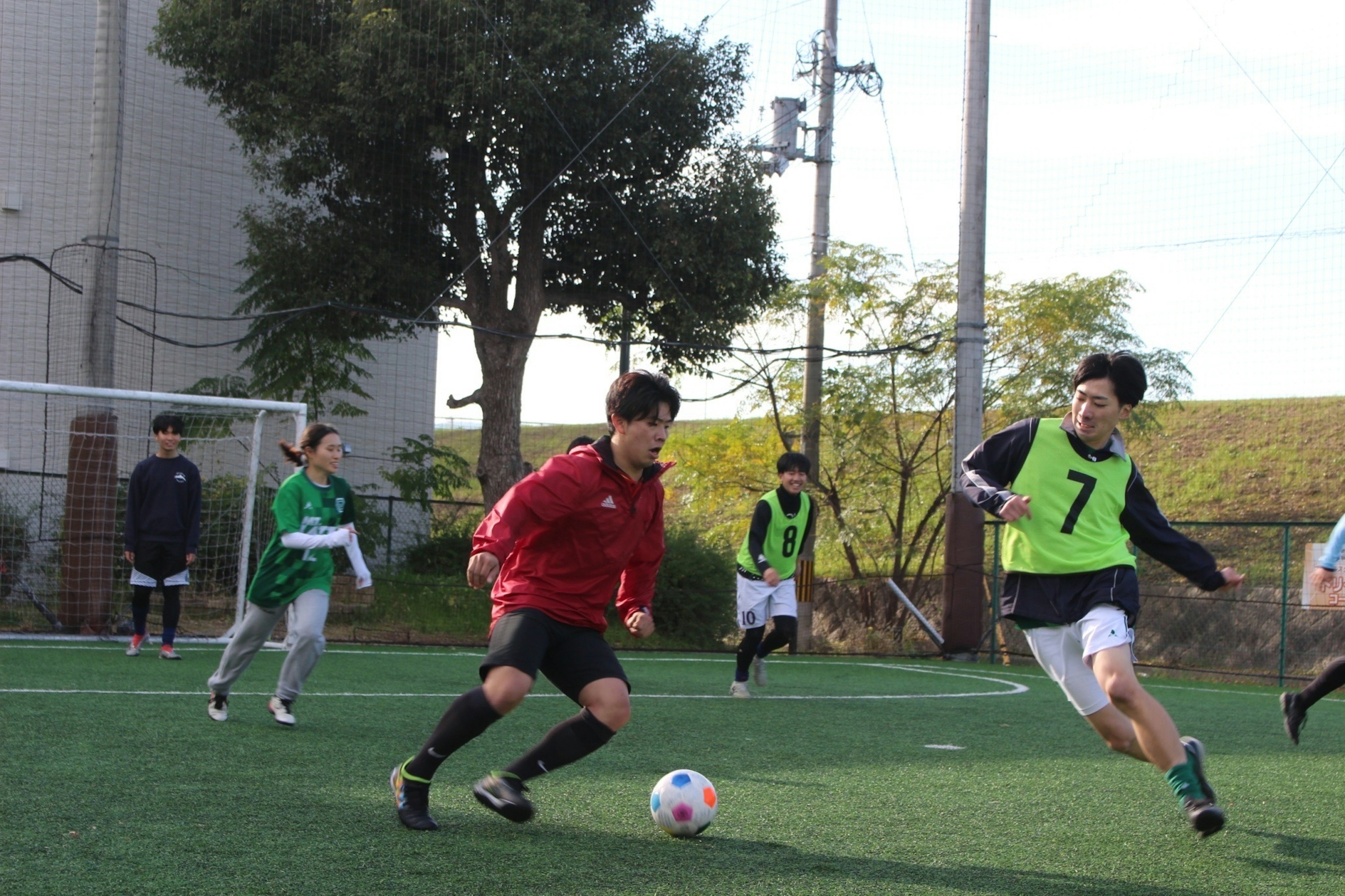 Jugadores participando activamente en un partido de fútbol en un campo verde